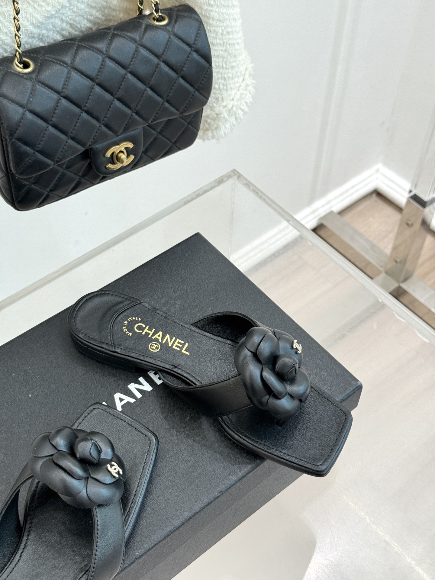 CHANE*｜小香 26P新品山茶花夹脚方头人字拖鞋将标志性山茶花元素注入慵懒步调让轻奢质感融入每一段自