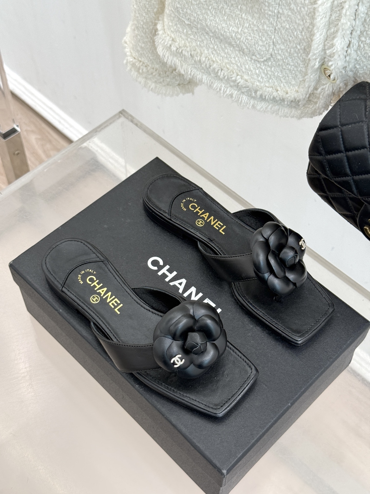 CHANE*｜小香 26P新品山茶花夹脚方头人字拖鞋将标志性山茶花元素注入慵懒步调让轻奢质感融入每一段自