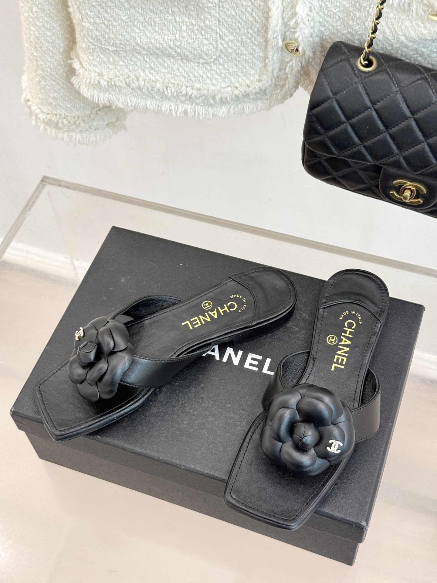 CHANE*｜小香 26P新品山茶花夹脚方头人字拖鞋将标志性山茶花元素注入慵懒步调让轻奢质感融入每一段自