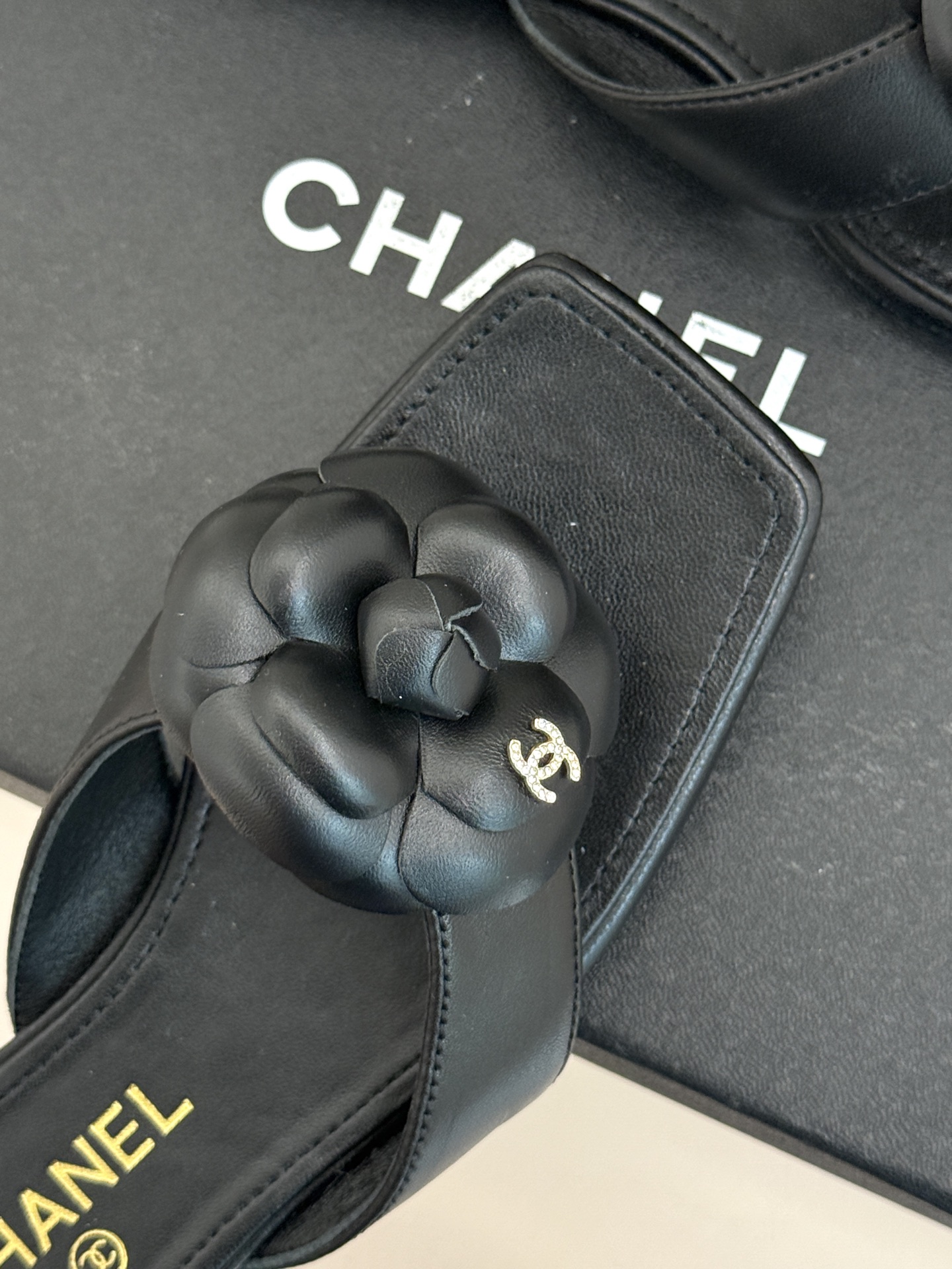 CHANE*｜小香 26P新品山茶花夹脚方头人字拖鞋将标志性山茶花元素注入慵懒步调让轻奢质感融入每一段自