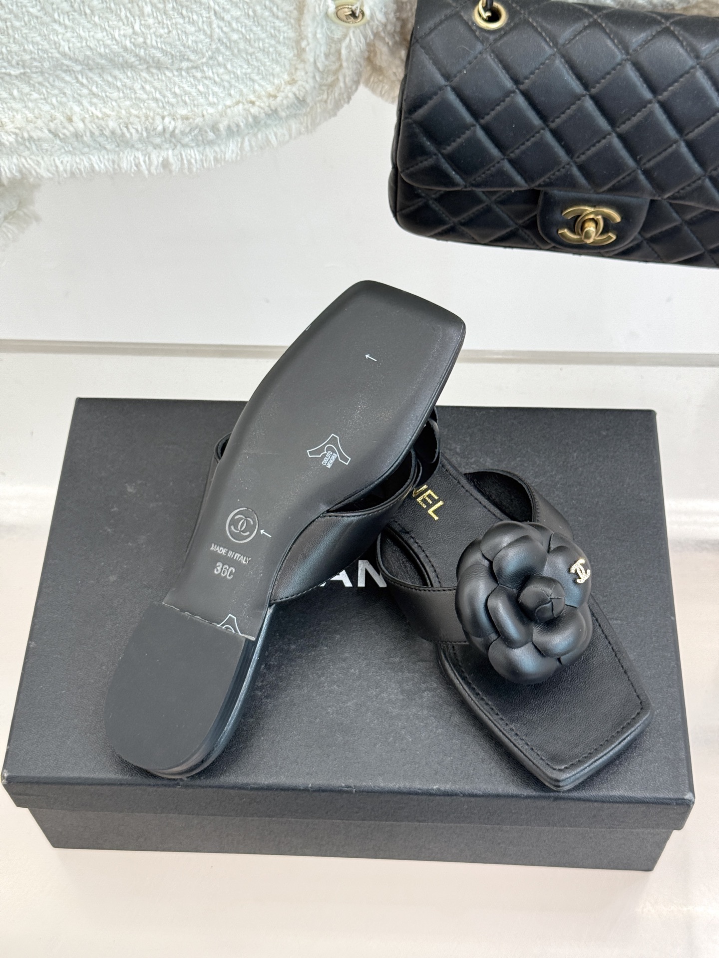 CHANE*｜小香 26P新品山茶花夹脚方头人字拖鞋将标志性山茶花元素注入慵懒步调让轻奢质感融入每一段自