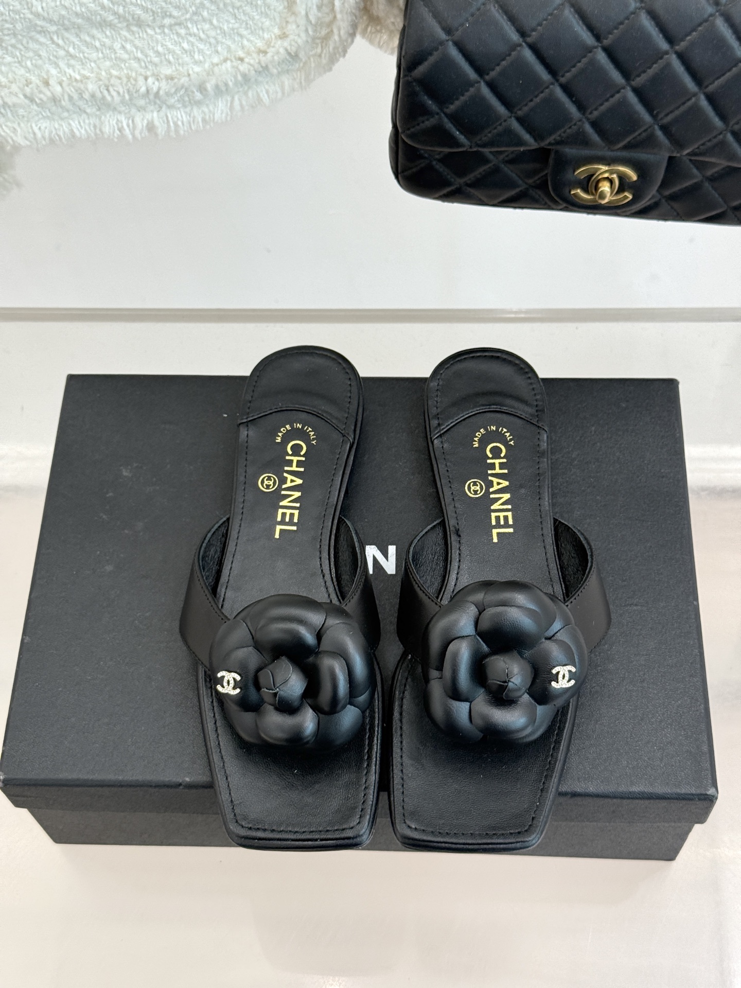 CHANE*｜小香 26P新品山茶花夹脚方头人字拖鞋将标志性山茶花元素注入慵懒步调让轻奢质感融入每一段自