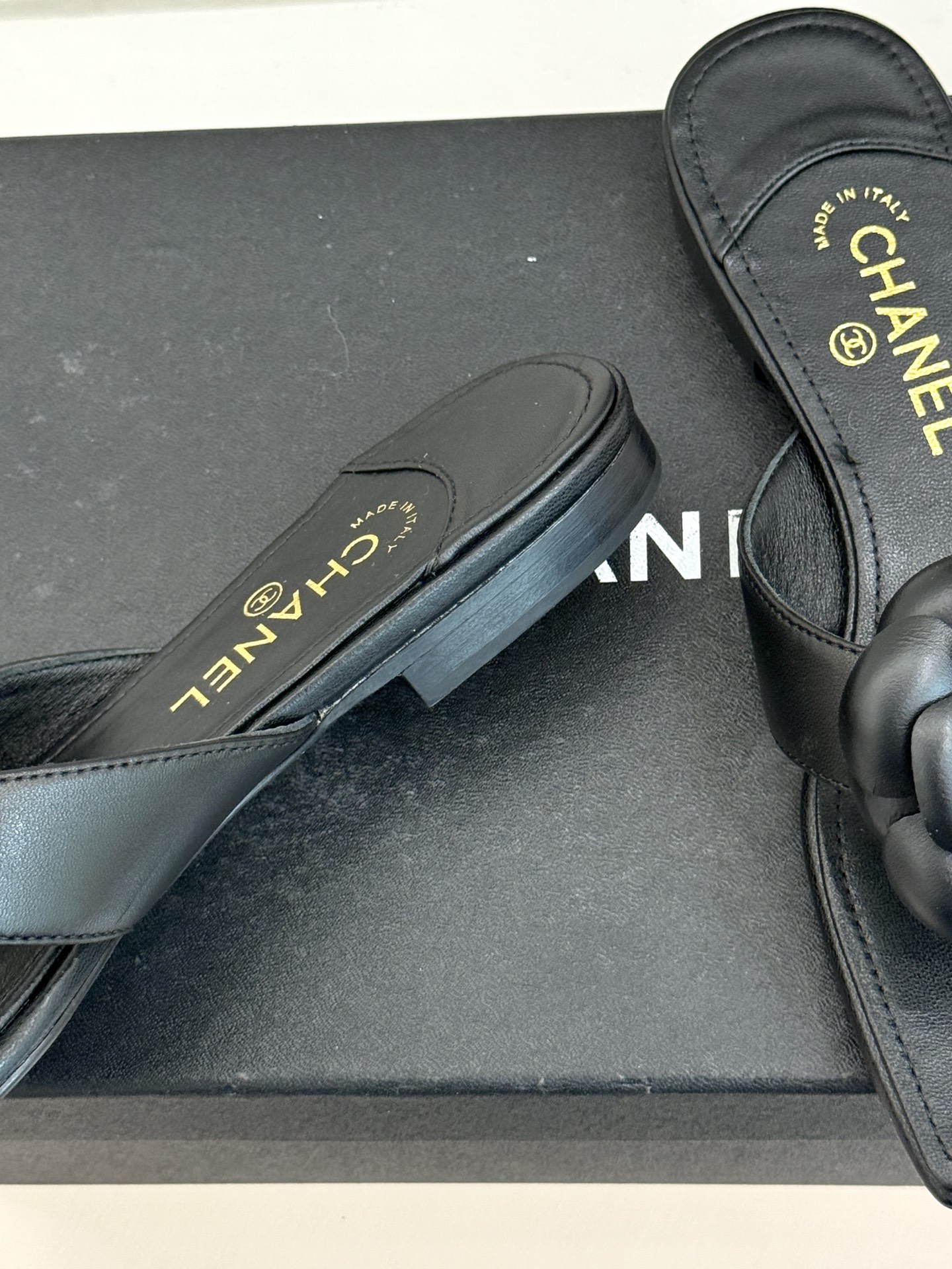 CHANE*｜小香 26P新品山茶花夹脚方头人字拖鞋将标志性山茶花元素注入慵懒步调让轻奢质感融入每一段自