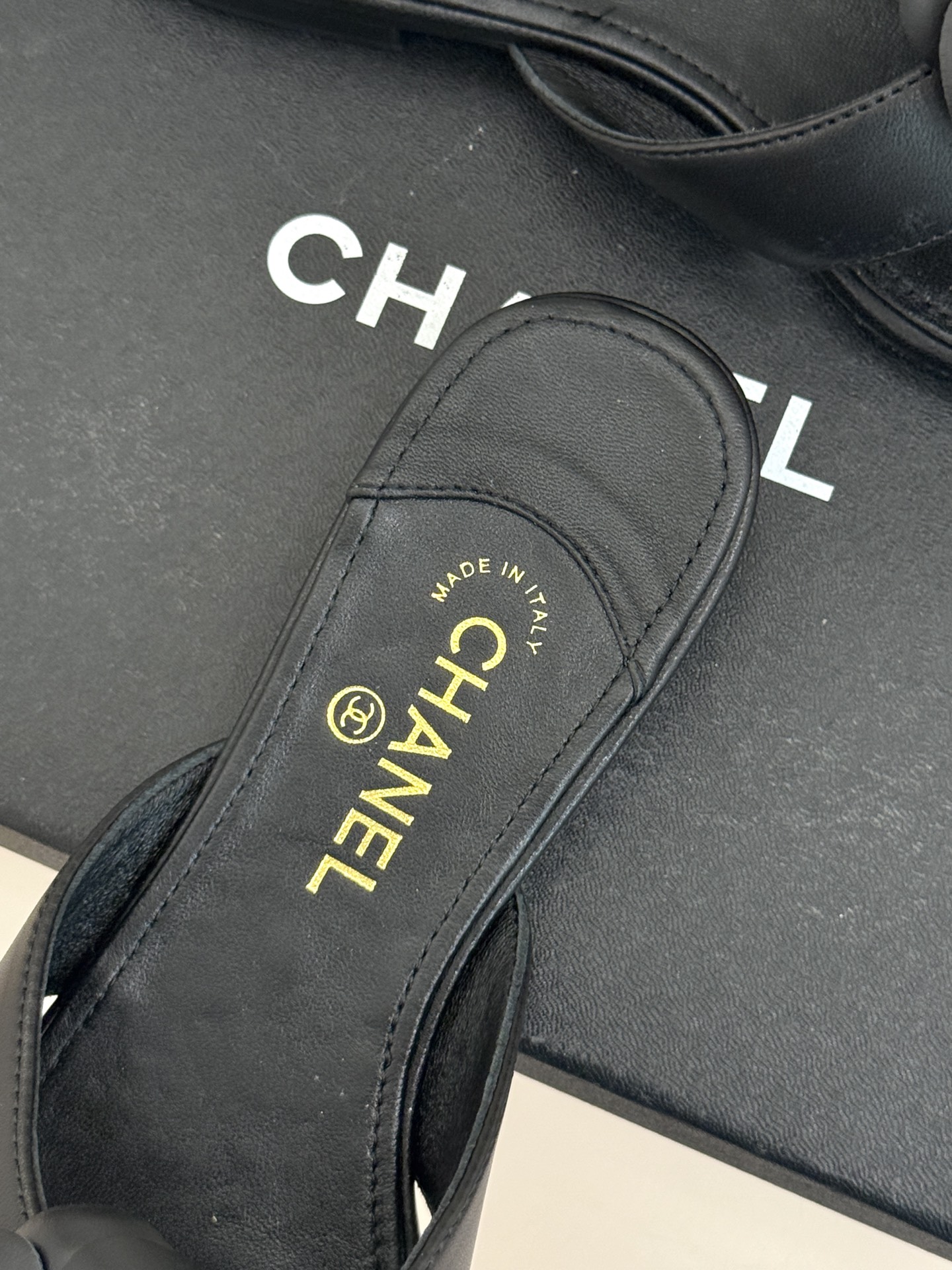 CHANE*｜小香 26P新品山茶花夹脚方头人字拖鞋将标志性山茶花元素注入慵懒步调让轻奢质感融入每一段自