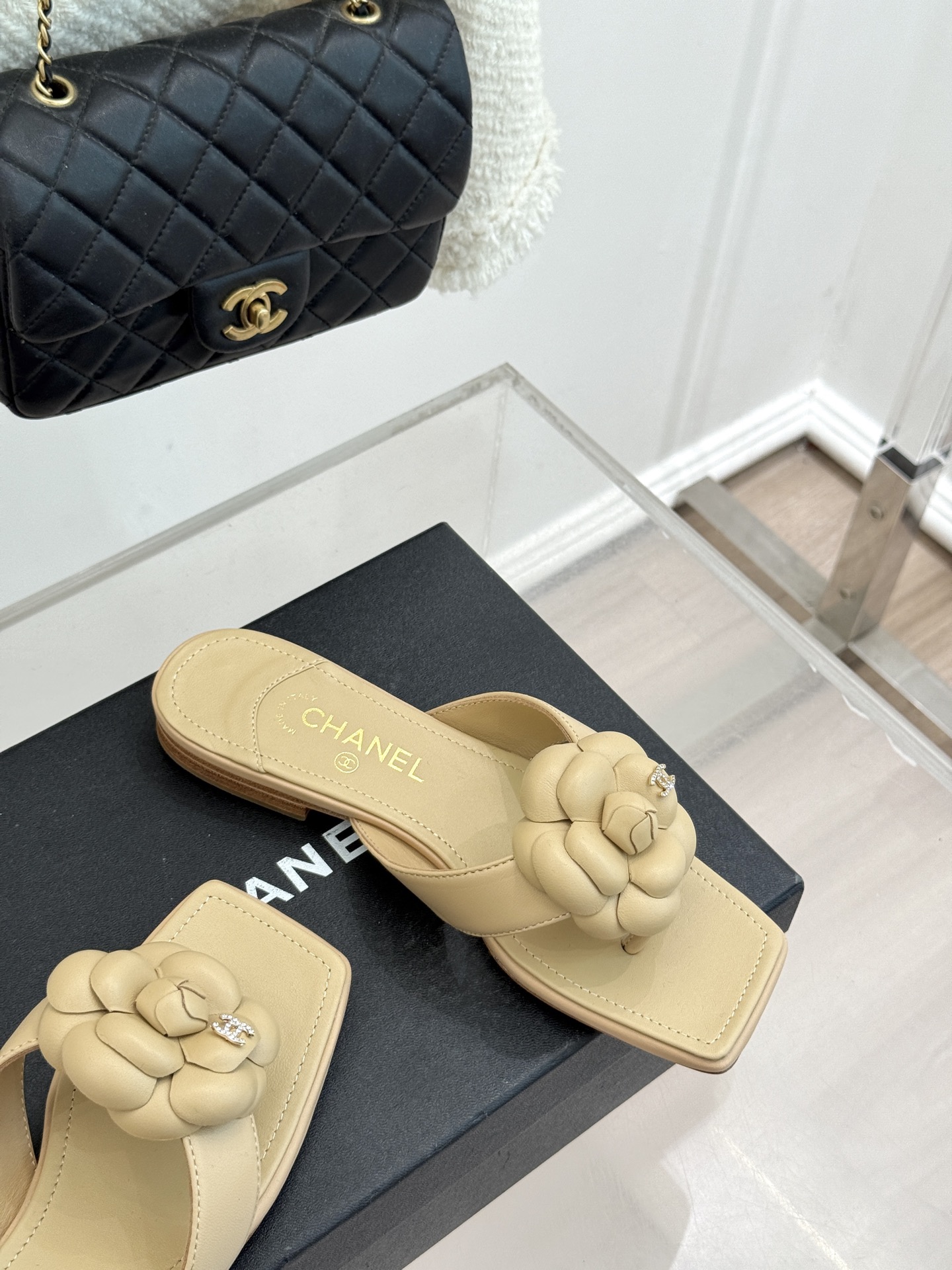 CHANE*｜小香 26P新品山茶花夹脚方头人字拖鞋将标志性山茶花元素注入慵懒步调让轻奢质感融入每一段自