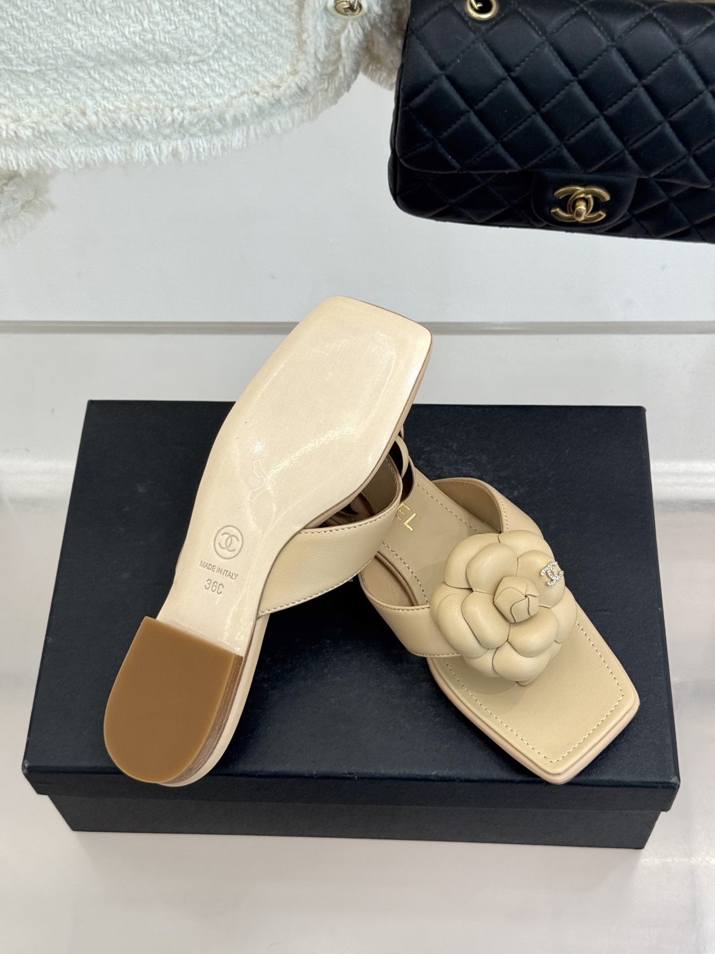 CHANE*｜小香 26P新品山茶花夹脚方头人字拖鞋将标志性山茶花元素注入慵懒步调让轻奢质感融入每一段自