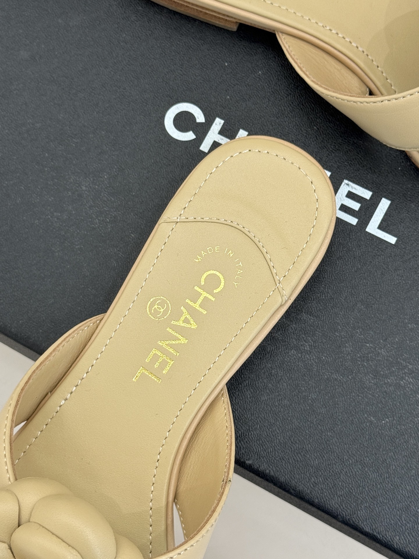 CHANE*｜小香 26P新品山茶花夹脚方头人字拖鞋将标志性山茶花元素注入慵懒步调让轻奢质感融入每一段自