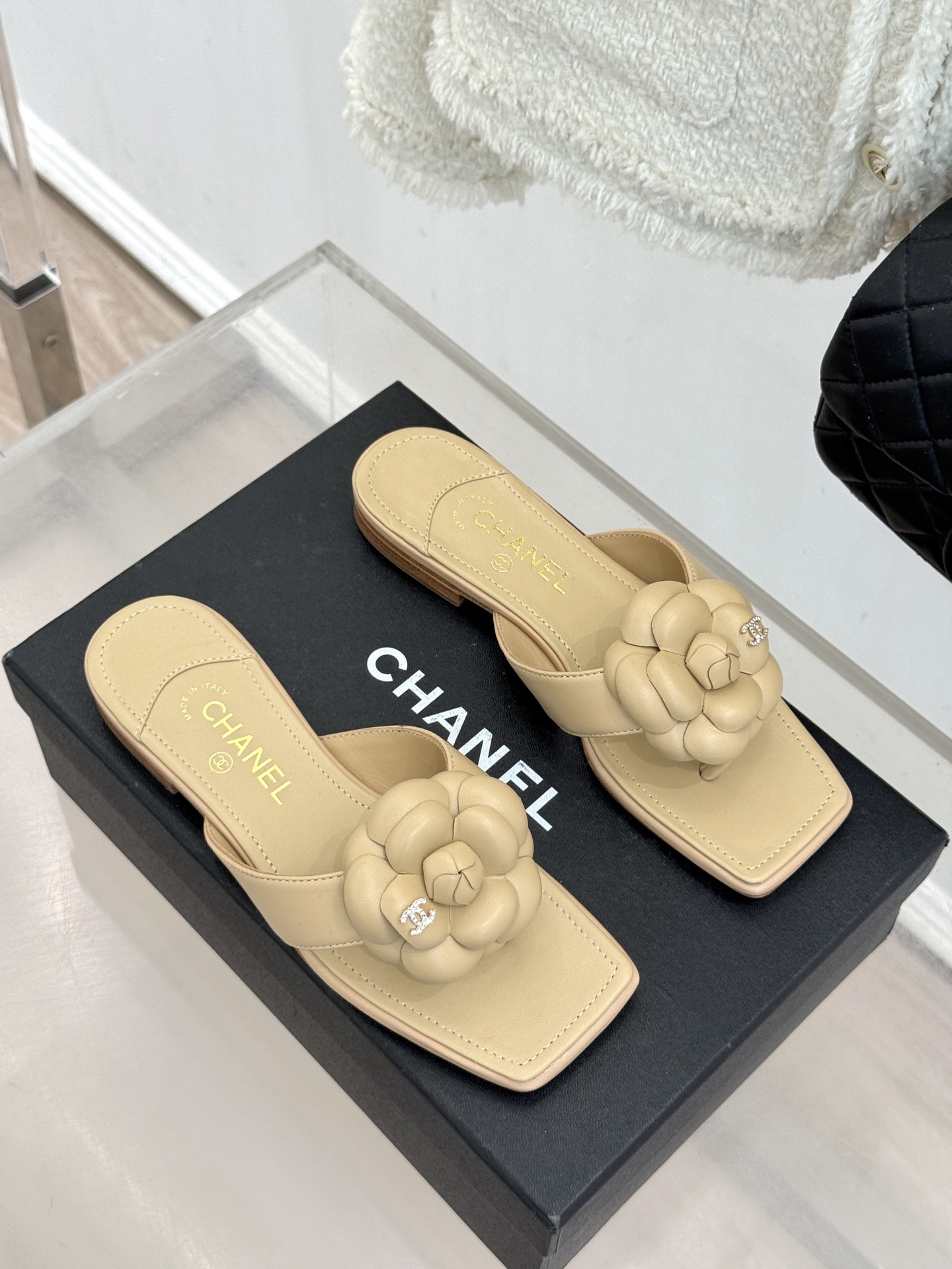 CHANE*｜小香 26P新品山茶花夹脚方头人字拖鞋将标志性山茶花元素注入慵懒步调让轻奢质感融入每一段自