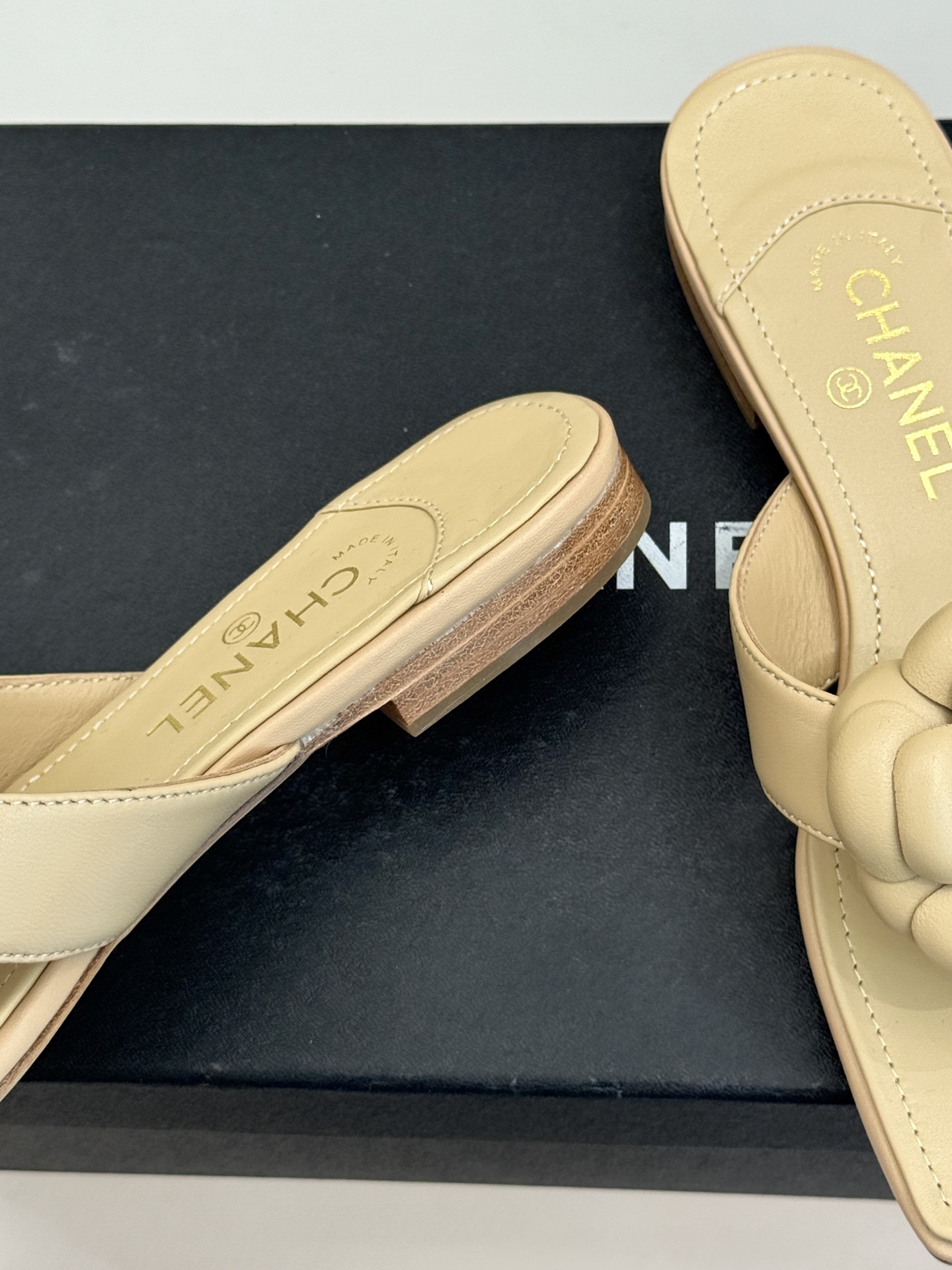 CHANE*｜小香 26P新品山茶花夹脚方头人字拖鞋将标志性山茶花元素注入慵懒步调让轻奢质感融入每一段自