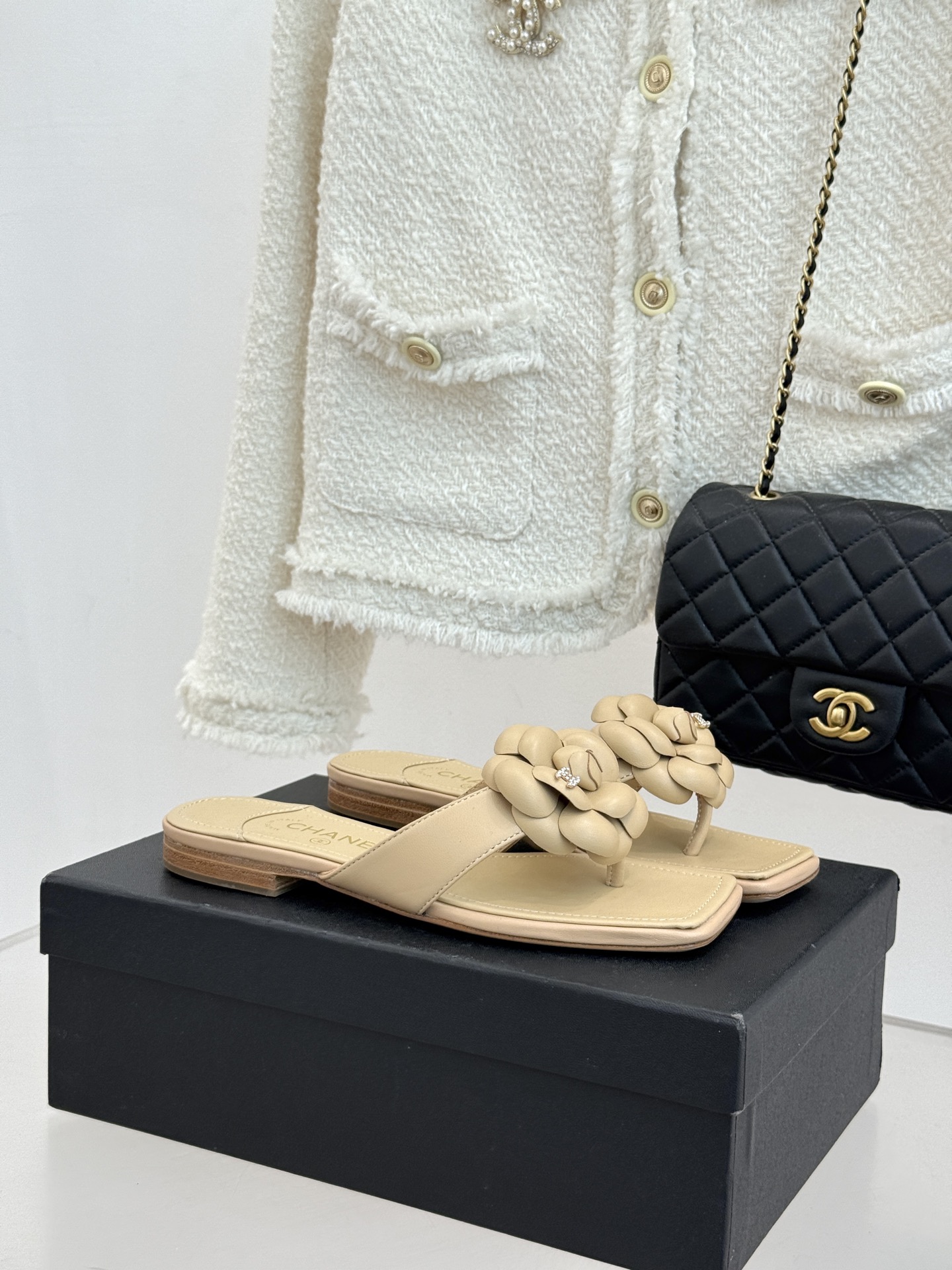 CHANE*｜小香 26P新品山茶花夹脚方头人字拖鞋将标志性山茶花元素注入慵懒步调让轻奢质感融入每一段自