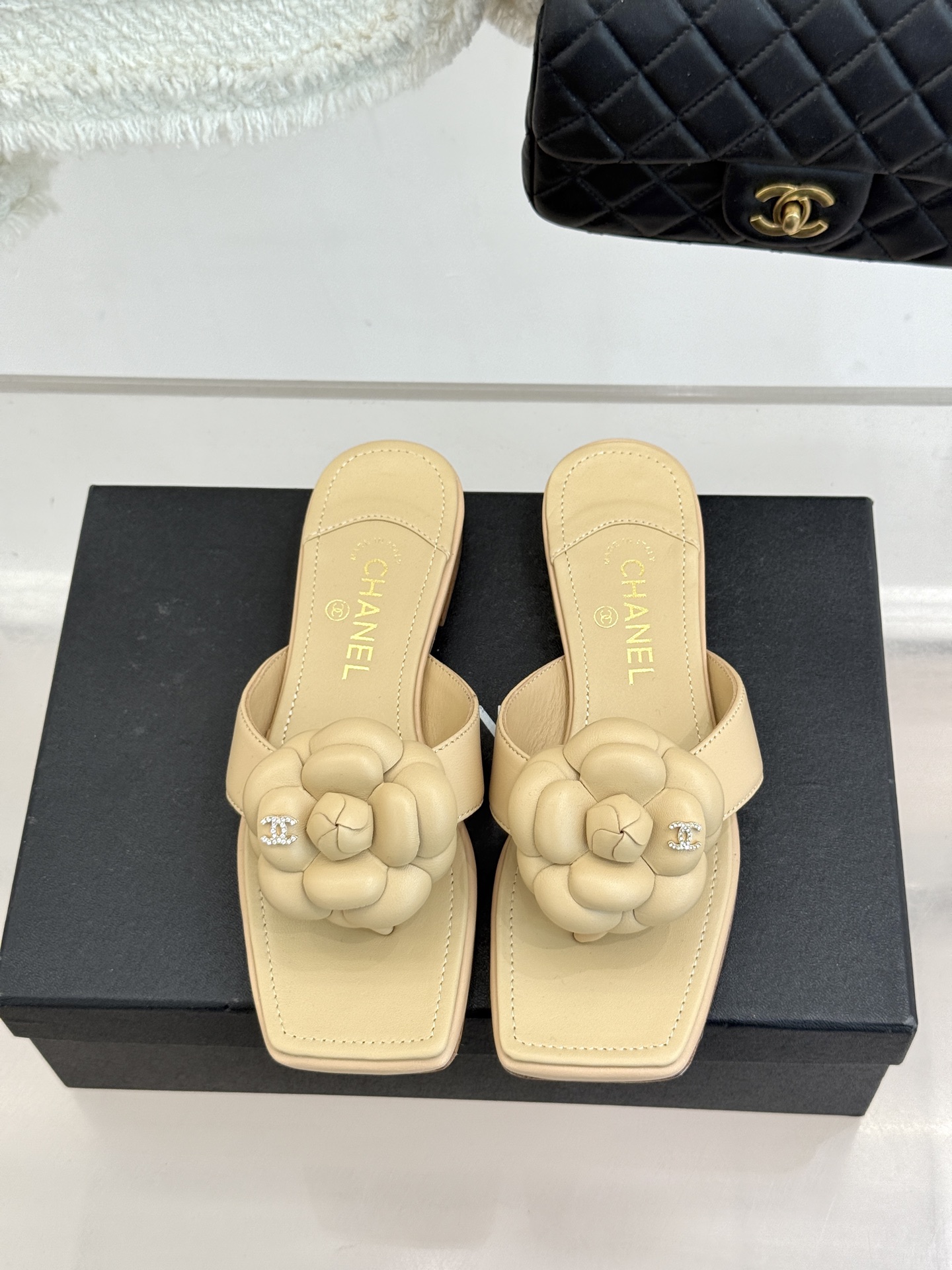 CHANE*｜小香 26P新品山茶花夹脚方头人字拖鞋将标志性山茶花元素注入慵懒步调让轻奢质感融入每一段自