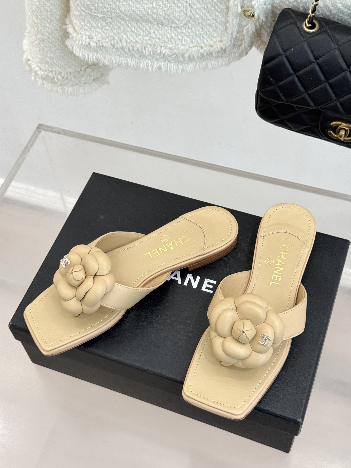 CHANE*｜小香 26P新品山茶花夹脚方头人字拖鞋将标志性山茶花元素注入慵懒步调让轻奢质感融入每一段自