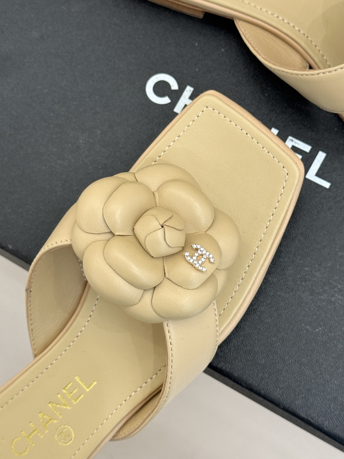 CHANE*｜小香 26P新品山茶花夹脚方头人字拖鞋将标志性山茶花元素注入慵懒步调让轻奢质感融入每一段自