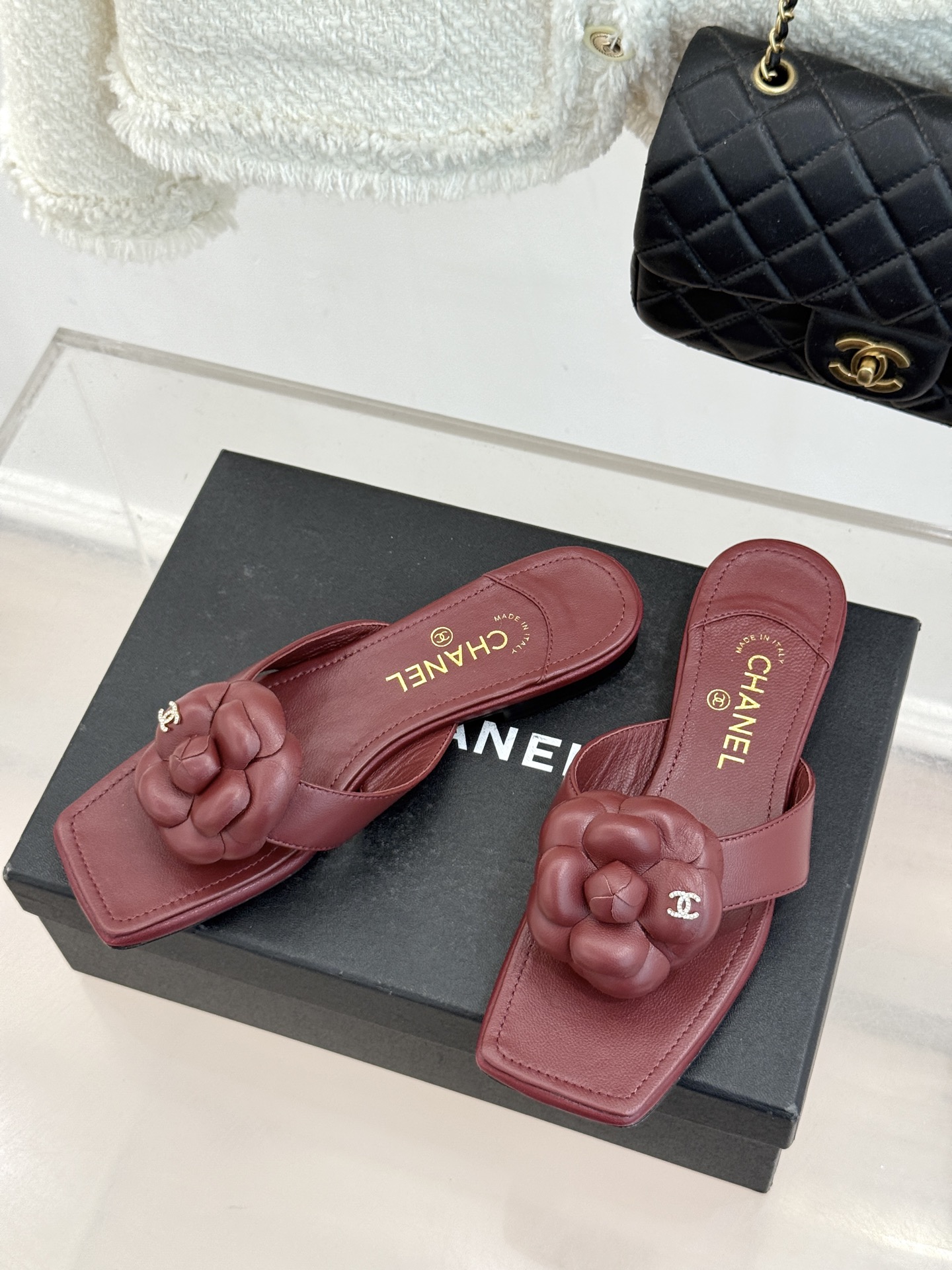 CHANE*｜小香 26P新品山茶花夹脚方头人字拖鞋将标志性山茶花元素注入慵懒步调让轻奢质感融入每一段自