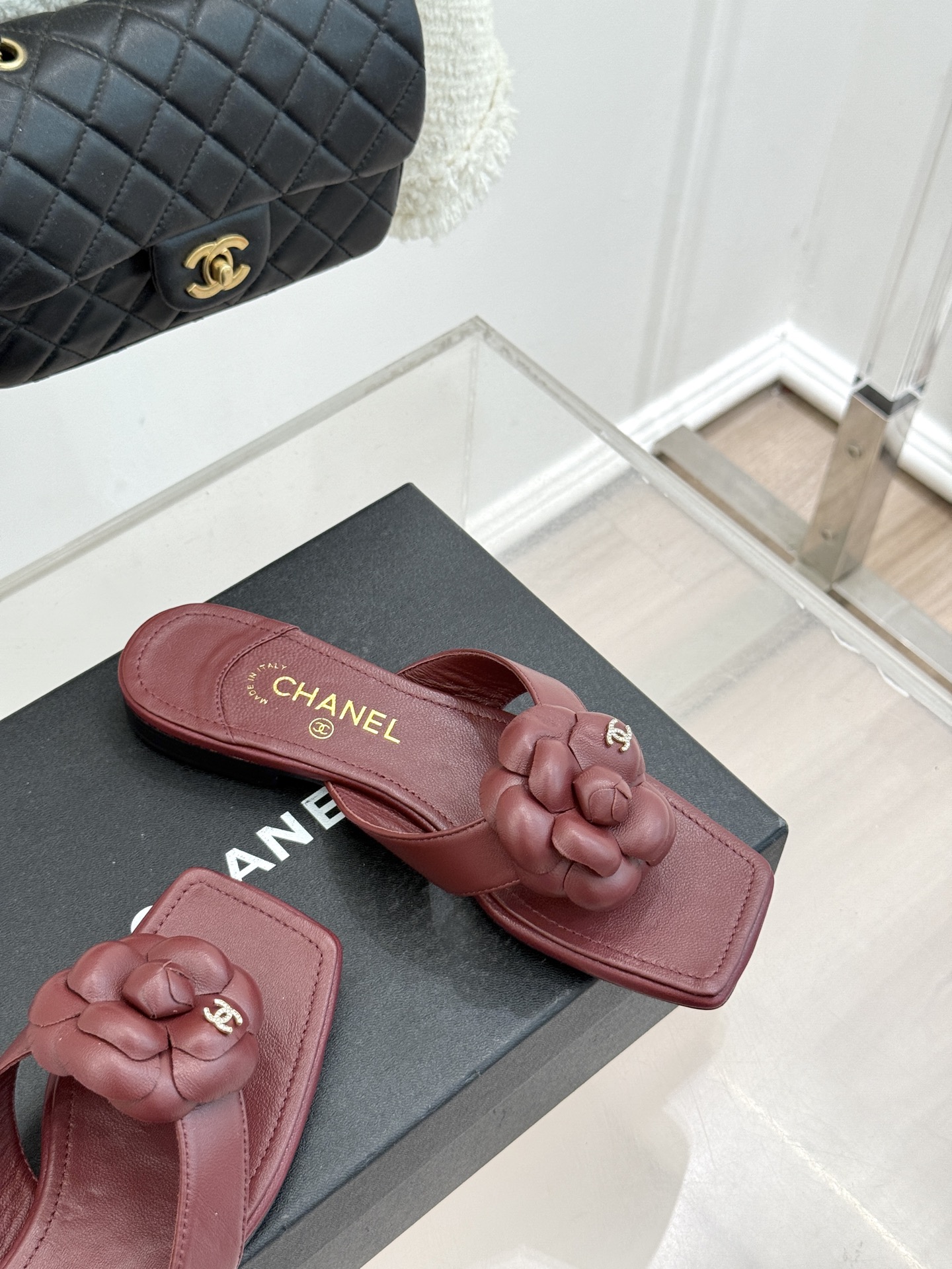 CHANE*｜小香 26P新品山茶花夹脚方头人字拖鞋将标志性山茶花元素注入慵懒步调让轻奢质感融入每一段自