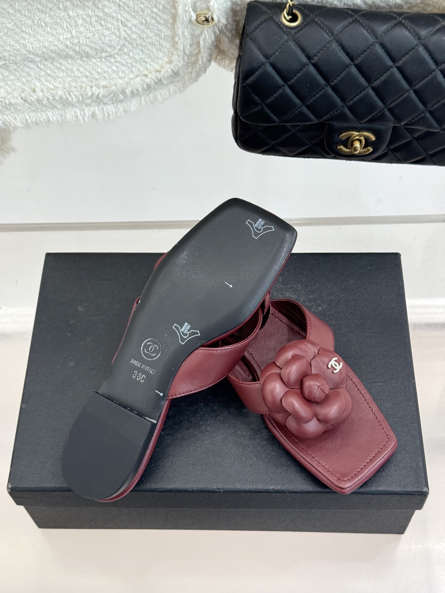 CHANE*｜小香 26P新品山茶花夹脚方头人字拖鞋将标志性山茶花元素注入慵懒步调让轻奢质感融入每一段自