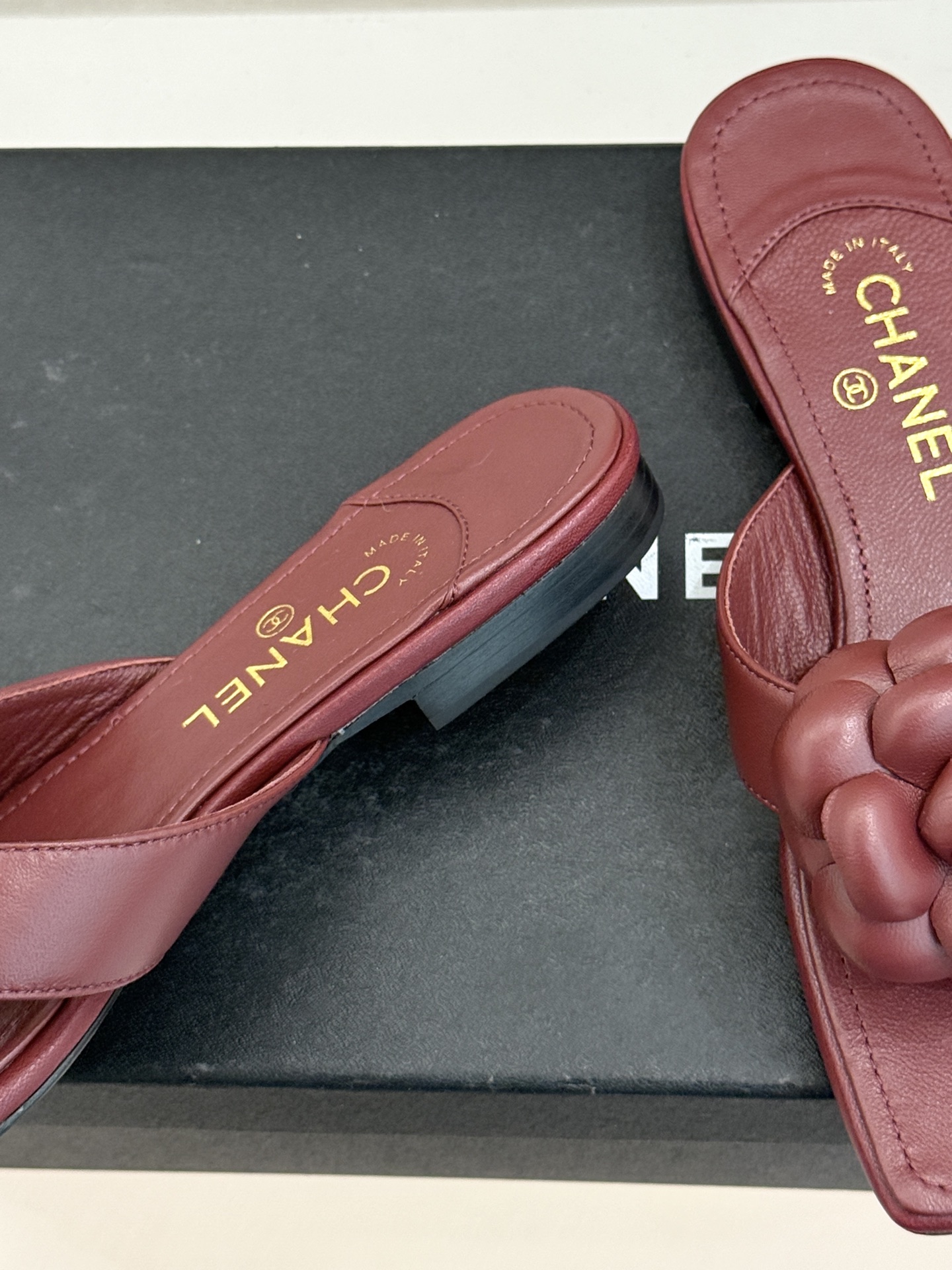 CHANE*｜小香 26P新品山茶花夹脚方头人字拖鞋将标志性山茶花元素注入慵懒步调让轻奢质感融入每一段自