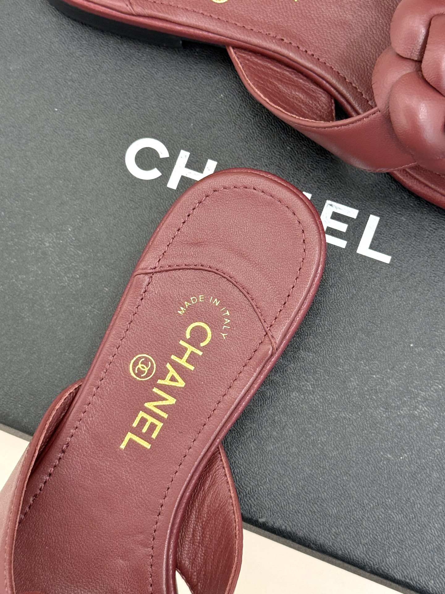 CHANE*｜小香 26P新品山茶花夹脚方头人字拖鞋将标志性山茶花元素注入慵懒步调让轻奢质感融入每一段自