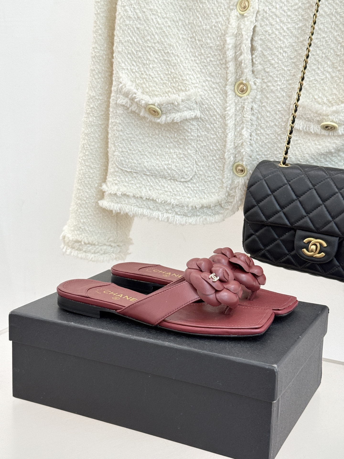 CHANE*｜小香 26P新品山茶花夹脚方头人字拖鞋将标志性山茶花元素注入慵懒步调让轻奢质感融入每一段自