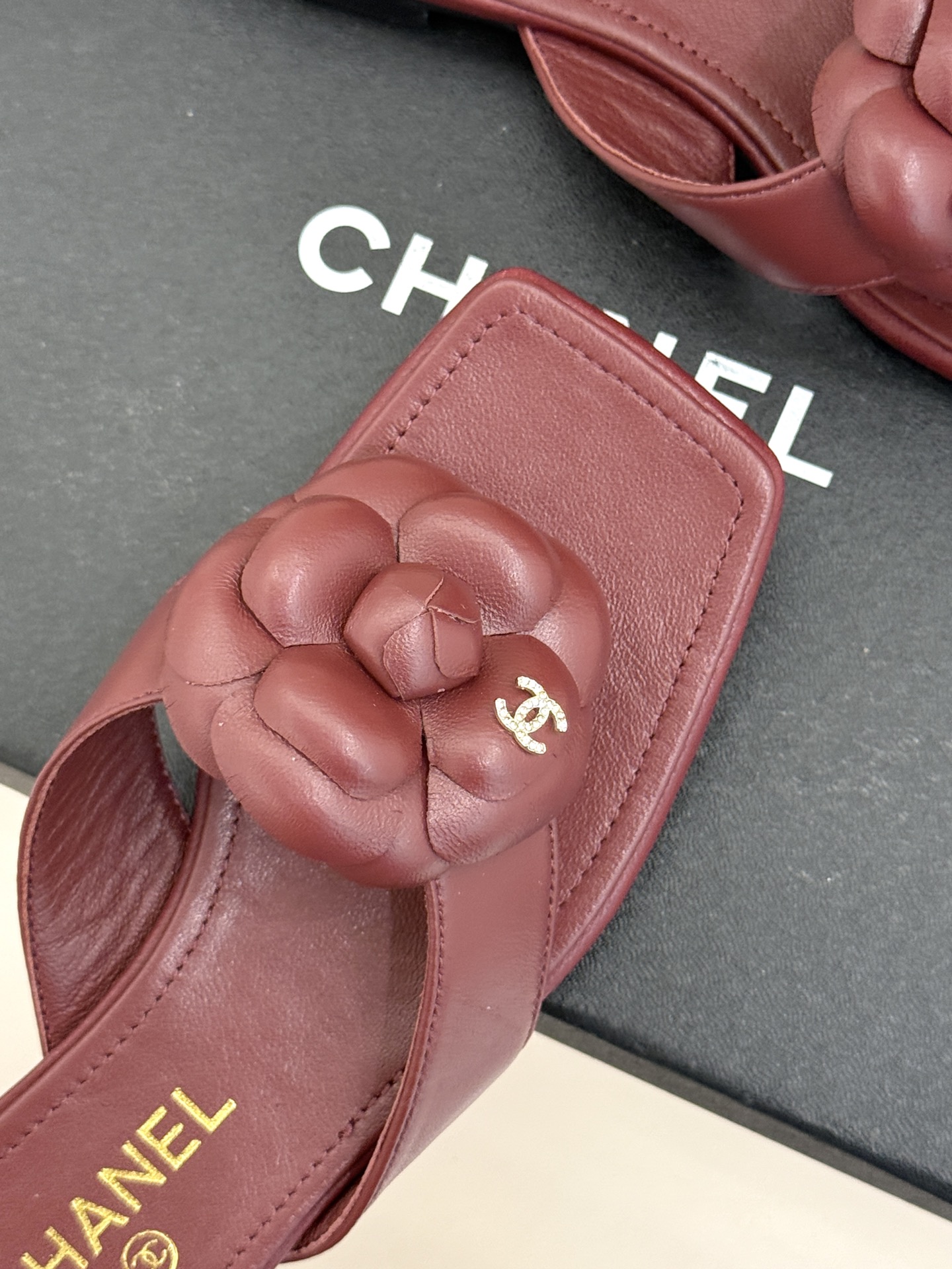 CHANE*｜小香 26P新品山茶花夹脚方头人字拖鞋将标志性山茶花元素注入慵懒步调让轻奢质感融入每一段自