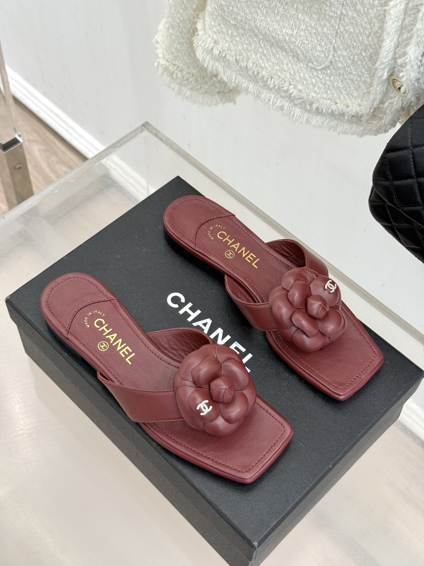 CHANE*｜小香 26P新品山茶花夹脚方头人字拖鞋将标志性山茶花元素注入慵懒步调让轻奢质感融入每一段自