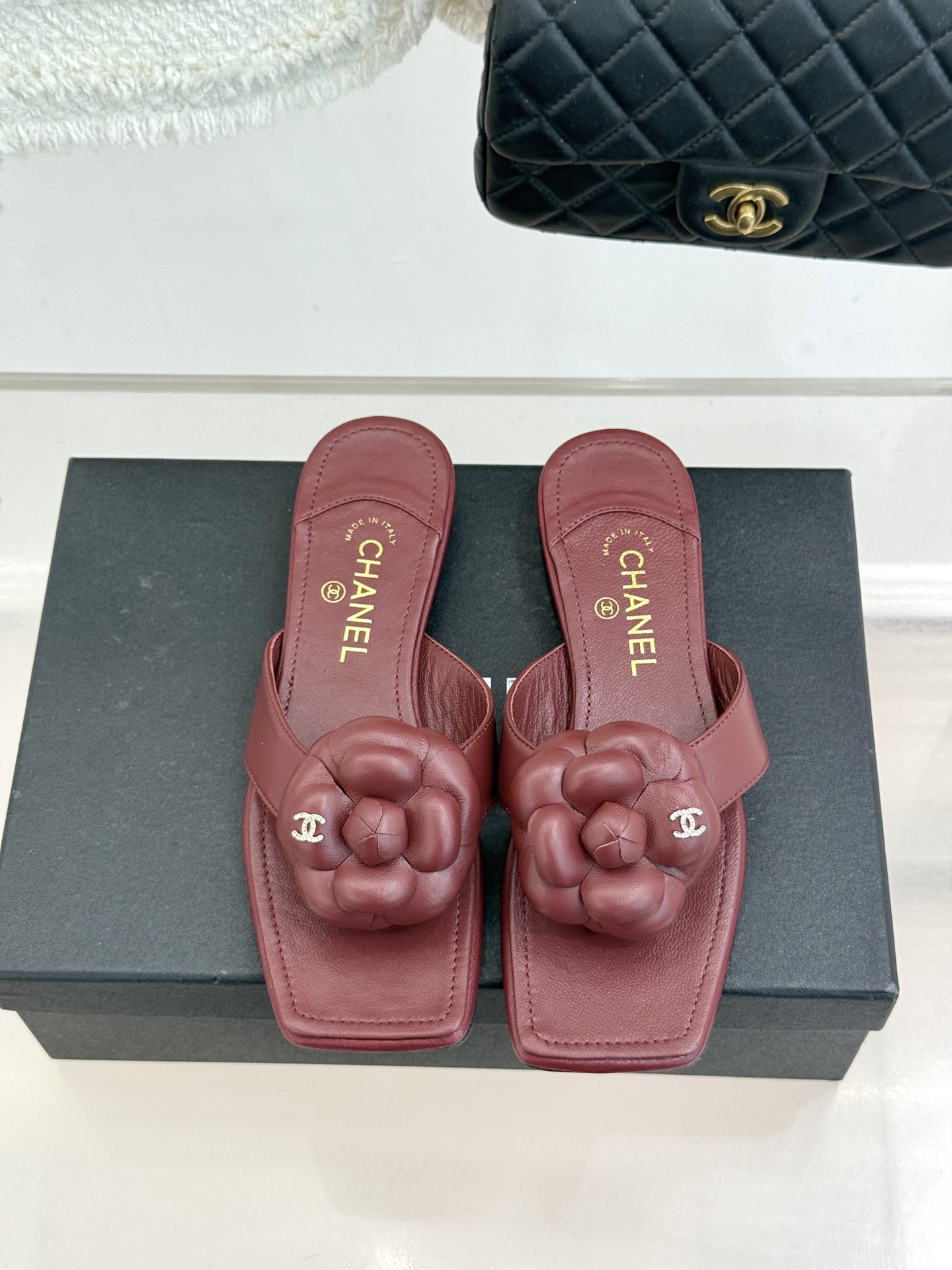 CHANE*｜小香 26P新品山茶花夹脚方头人字拖鞋将标志性山茶花元素注入慵懒步调让轻奢质感融入每一段自