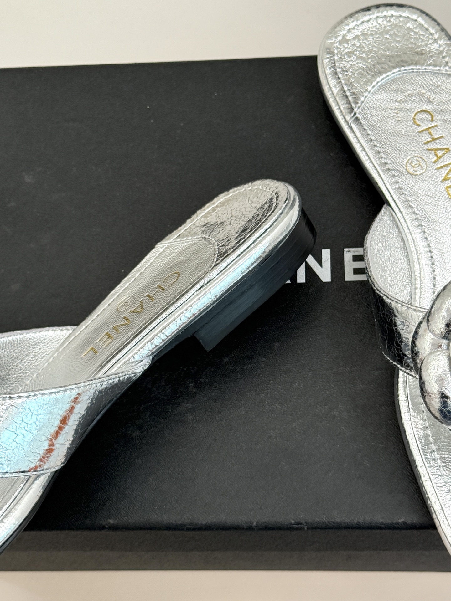 CHANE*｜小香 26P新品山茶花夹脚方头人字拖鞋将标志性山茶花元素注入慵懒步调让轻奢质感融入每一段自