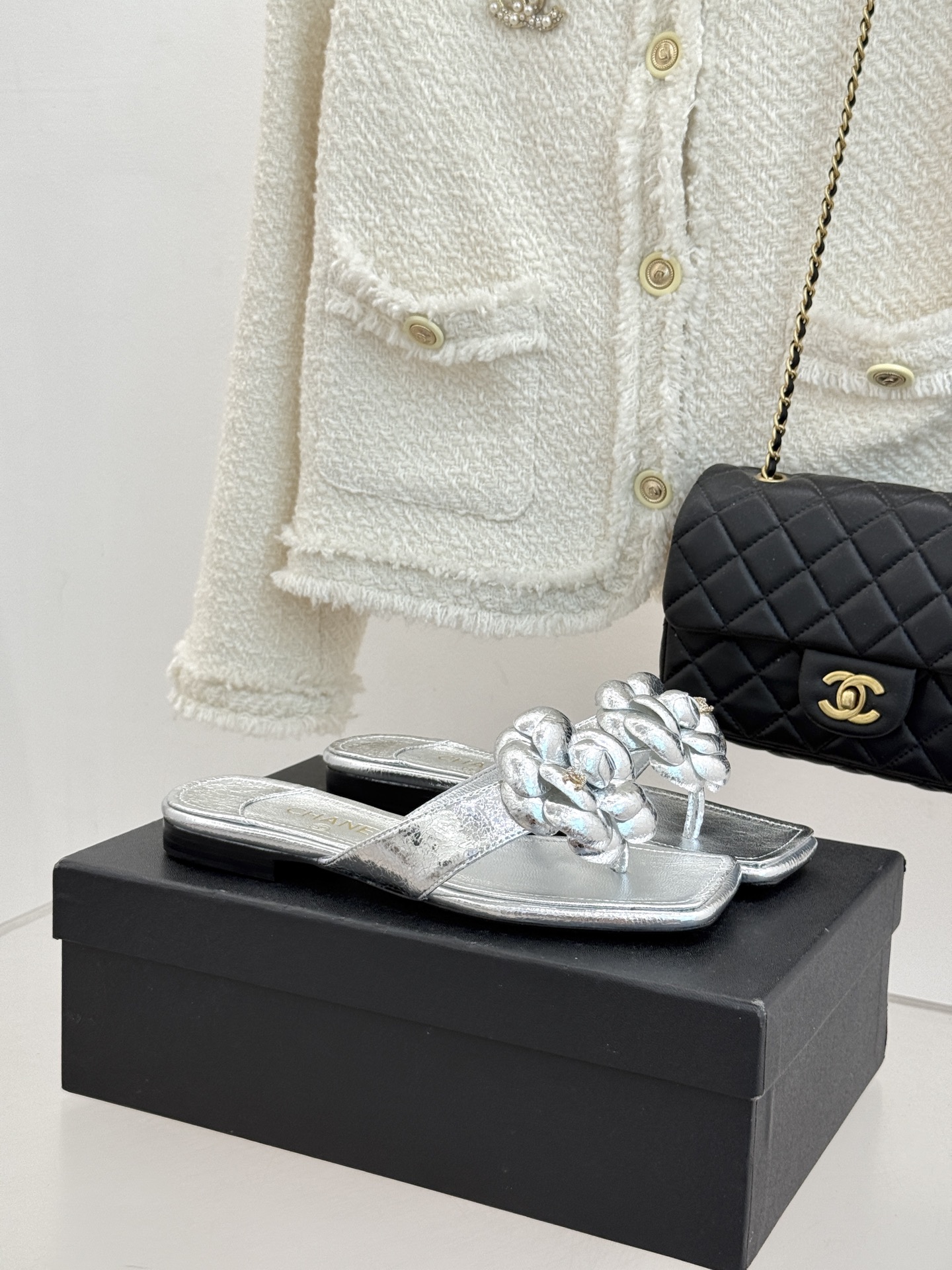 CHANE*｜小香 26P新品山茶花夹脚方头人字拖鞋将标志性山茶花元素注入慵懒步调让轻奢质感融入每一段自