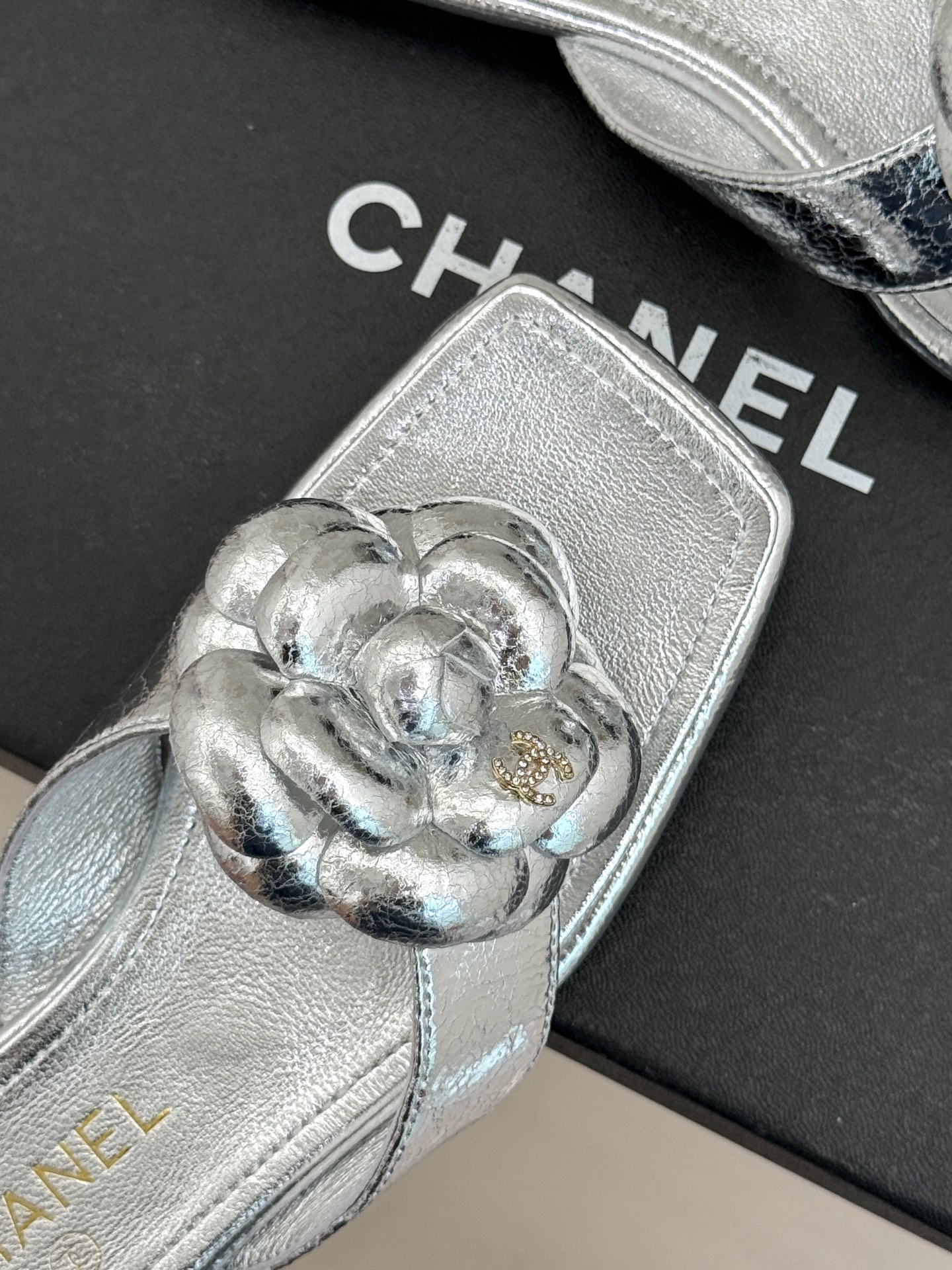 CHANE*｜小香 26P新品山茶花夹脚方头人字拖鞋将标志性山茶花元素注入慵懒步调让轻奢质感融入每一段自