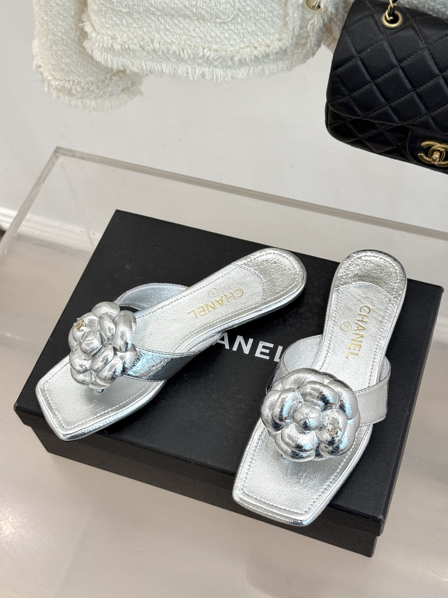 CHANE*｜小香 26P新品山茶花夹脚方头人字拖鞋将标志性山茶花元素注入慵懒步调让轻奢质感融入每一段自