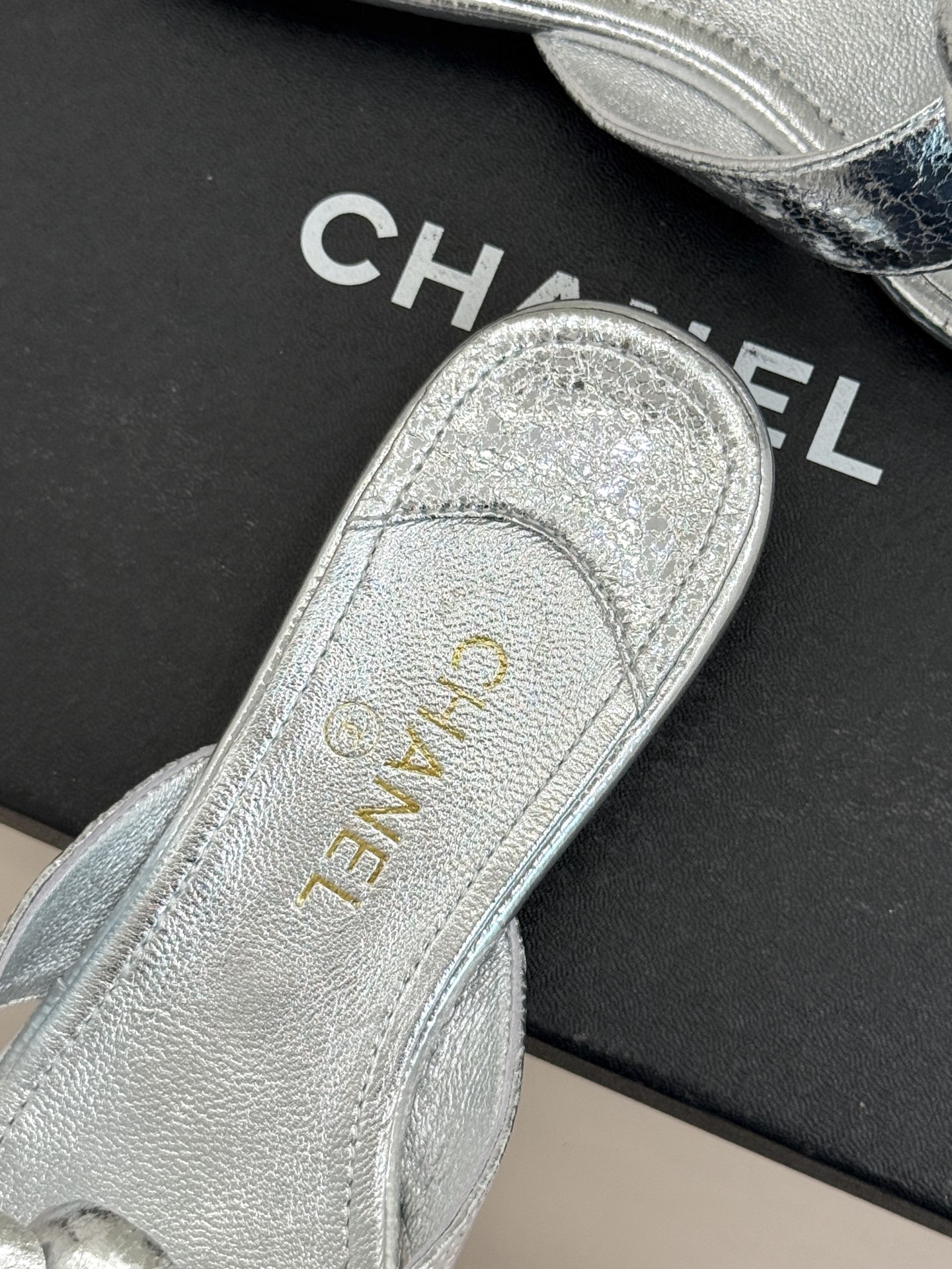 CHANE*｜小香 26P新品山茶花夹脚方头人字拖鞋将标志性山茶花元素注入慵懒步调让轻奢质感融入每一段自