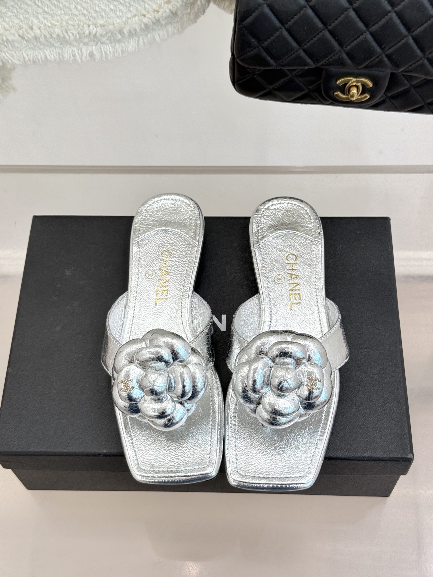 CHANE*｜小香 26P新品山茶花夹脚方头人字拖鞋将标志性山茶花元素注入慵懒步调让轻奢质感融入每一段自