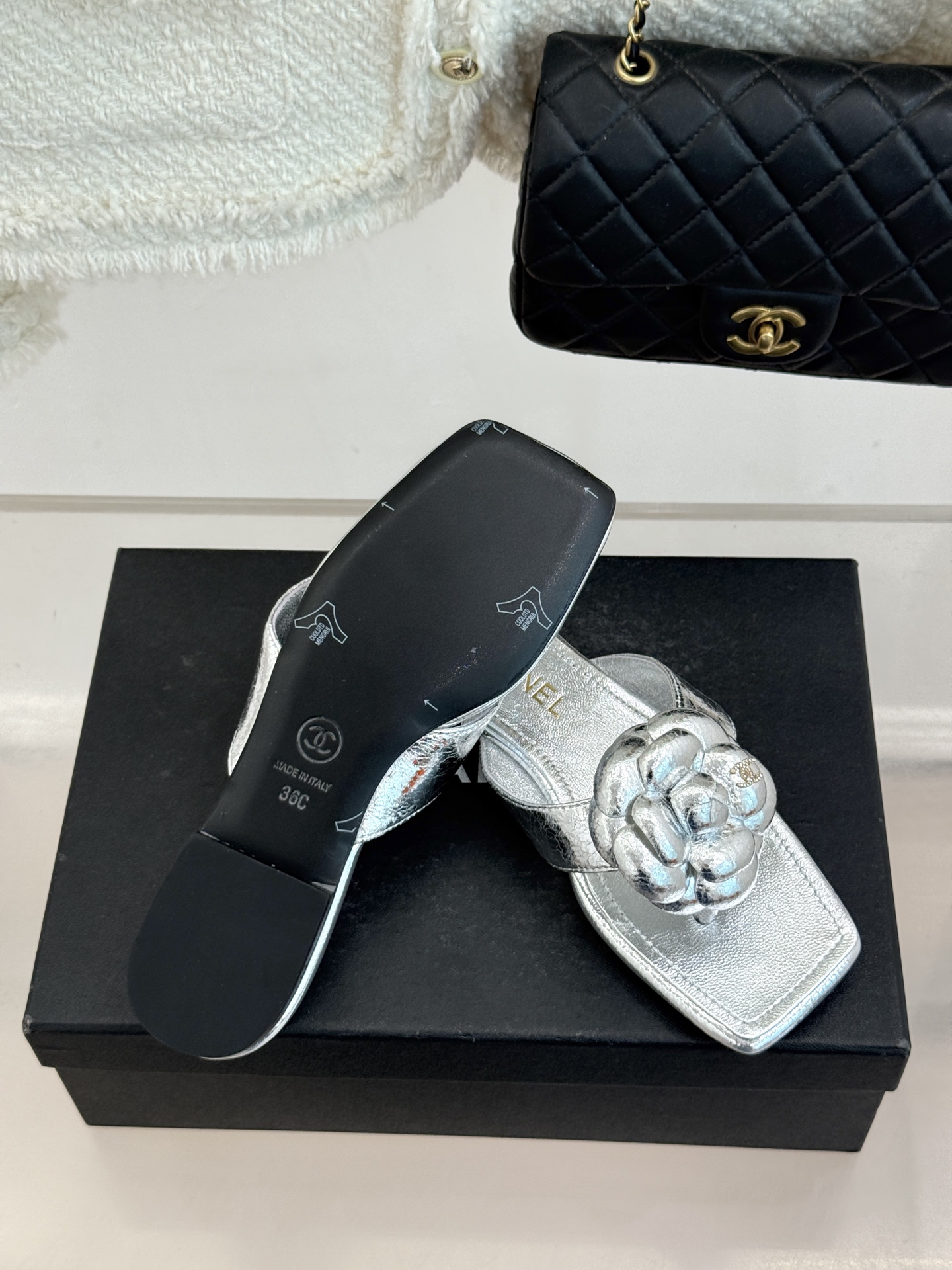 CHANE*｜小香 26P新品山茶花夹脚方头人字拖鞋将标志性山茶花元素注入慵懒步调让轻奢质感融入每一段自