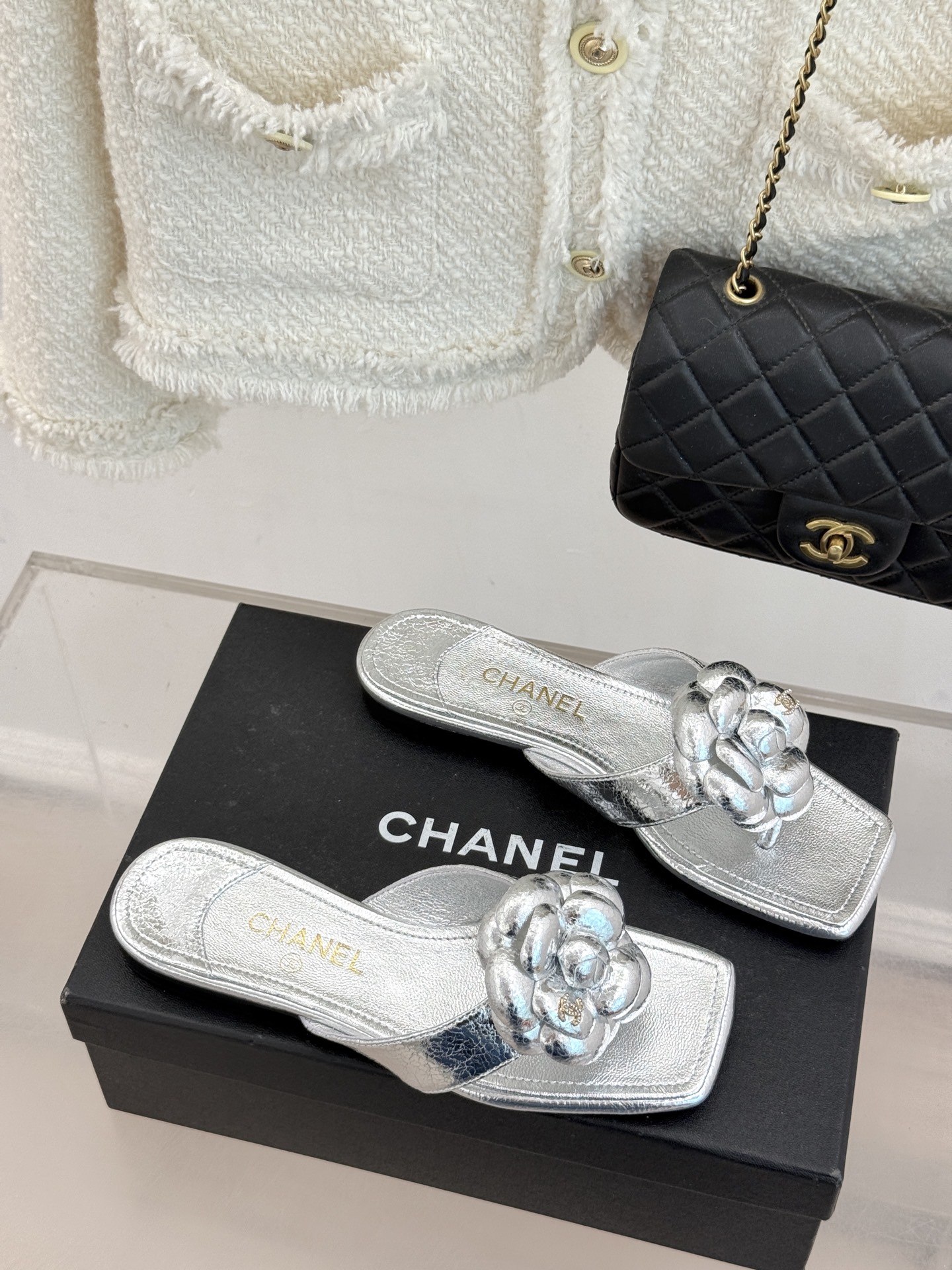 CHANE*｜小香 26P新品山茶花夹脚方头人字拖鞋将标志性山茶花元素注入慵懒步调让轻奢质感融入每一段自