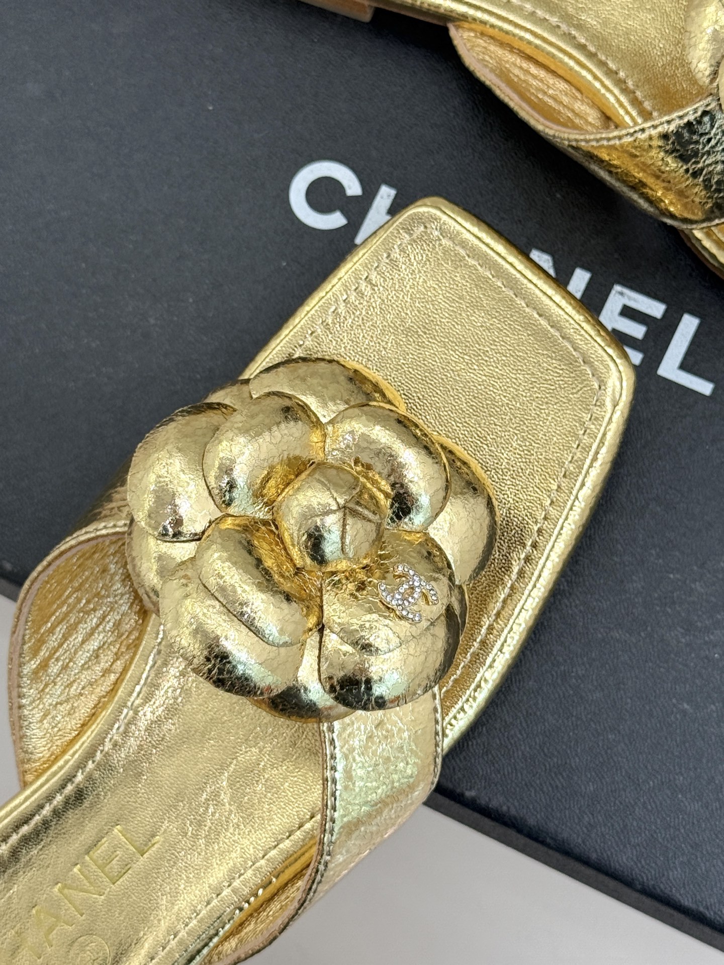 CHANE*｜小香 26P新品山茶花夹脚方头人字拖鞋将标志性山茶花元素注入慵懒步调让轻奢质感融入每一段自