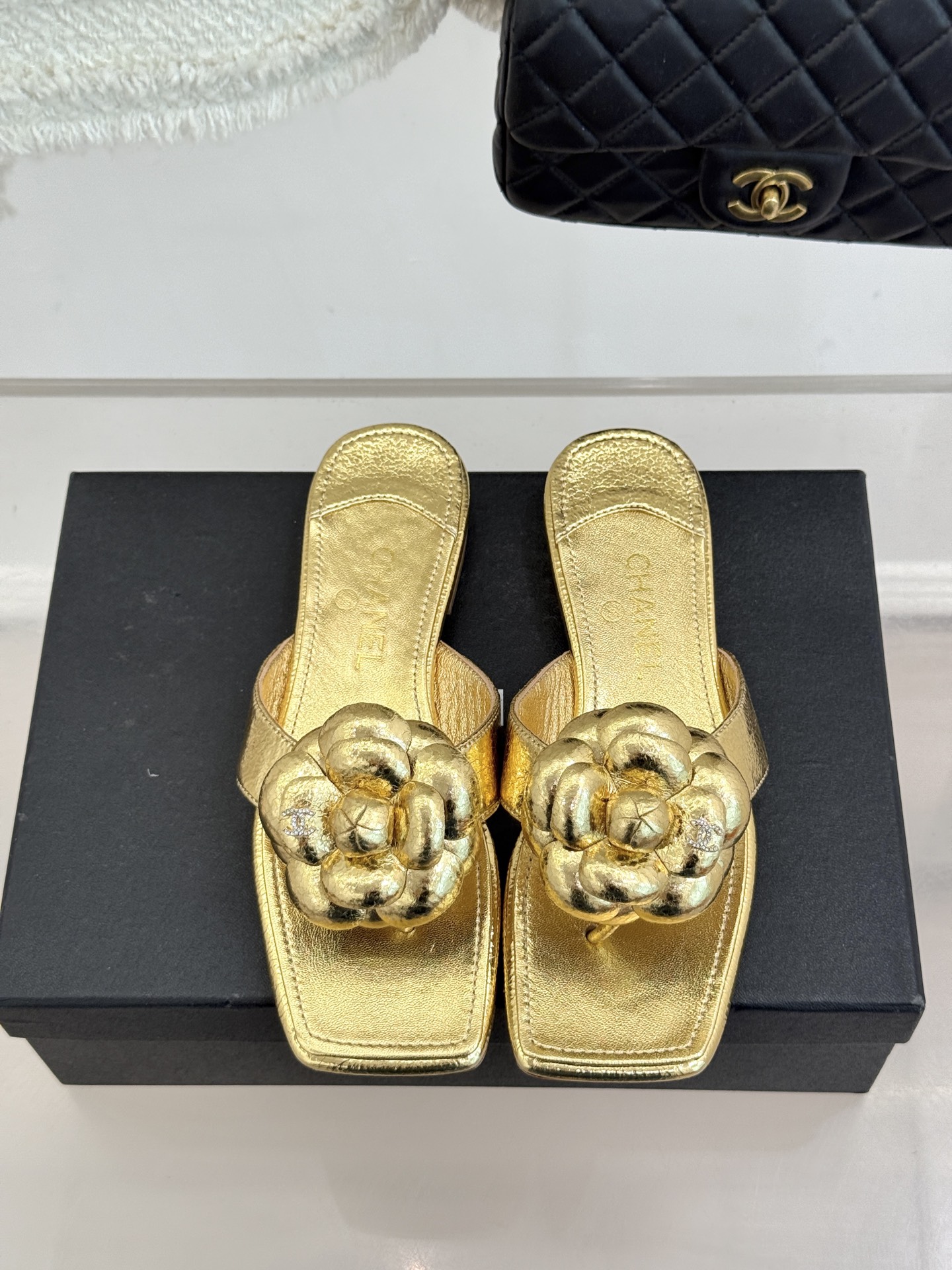 CHANE*｜小香 26P新品山茶花夹脚方头人字拖鞋将标志性山茶花元素注入慵懒步调让轻奢质感融入每一段自