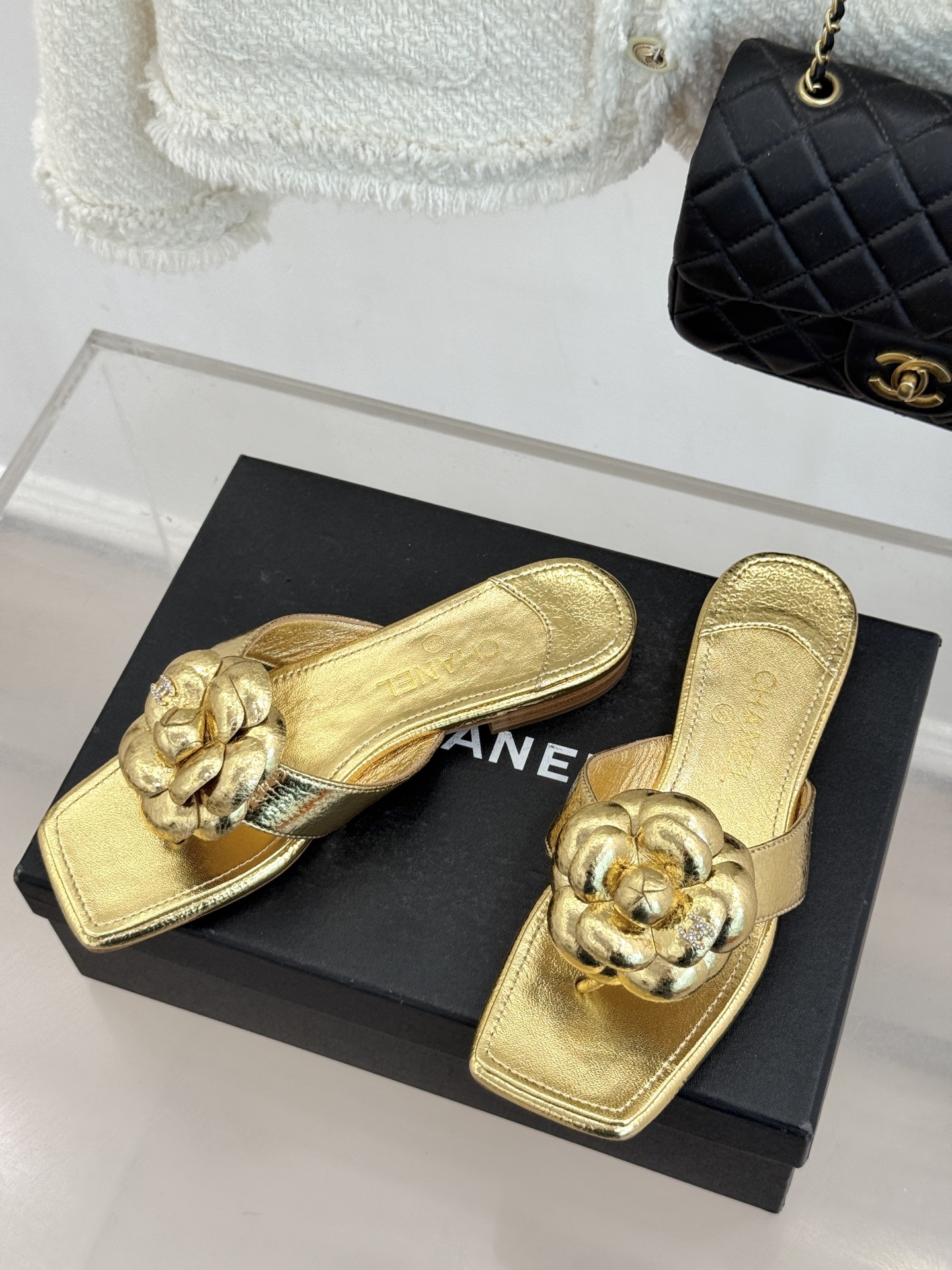 CHANE*｜小香 26P新品山茶花夹脚方头人字拖鞋将标志性山茶花元素注入慵懒步调让轻奢质感融入每一段自