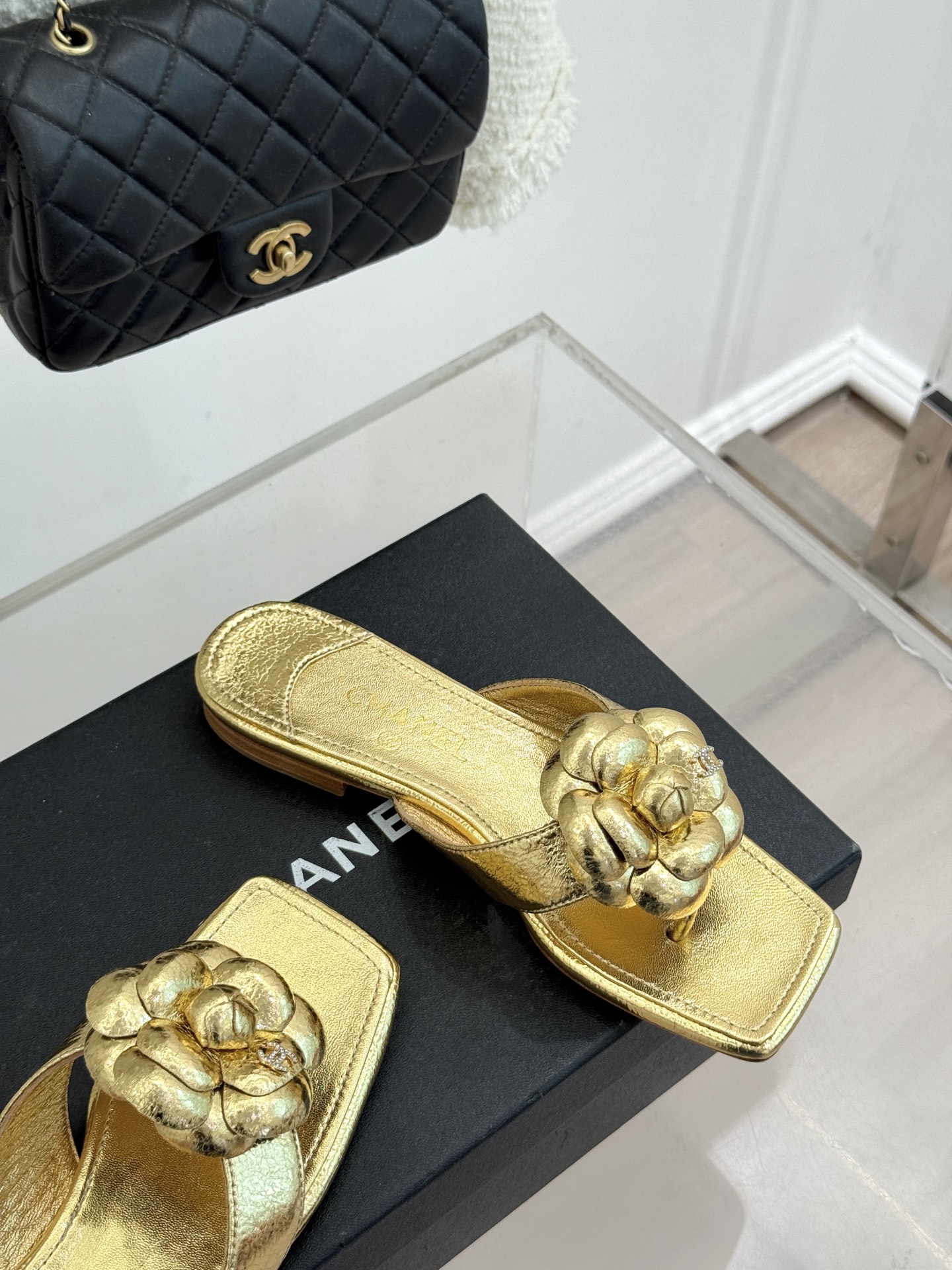 CHANE*｜小香 26P新品山茶花夹脚方头人字拖鞋将标志性山茶花元素注入慵懒步调让轻奢质感融入每一段自