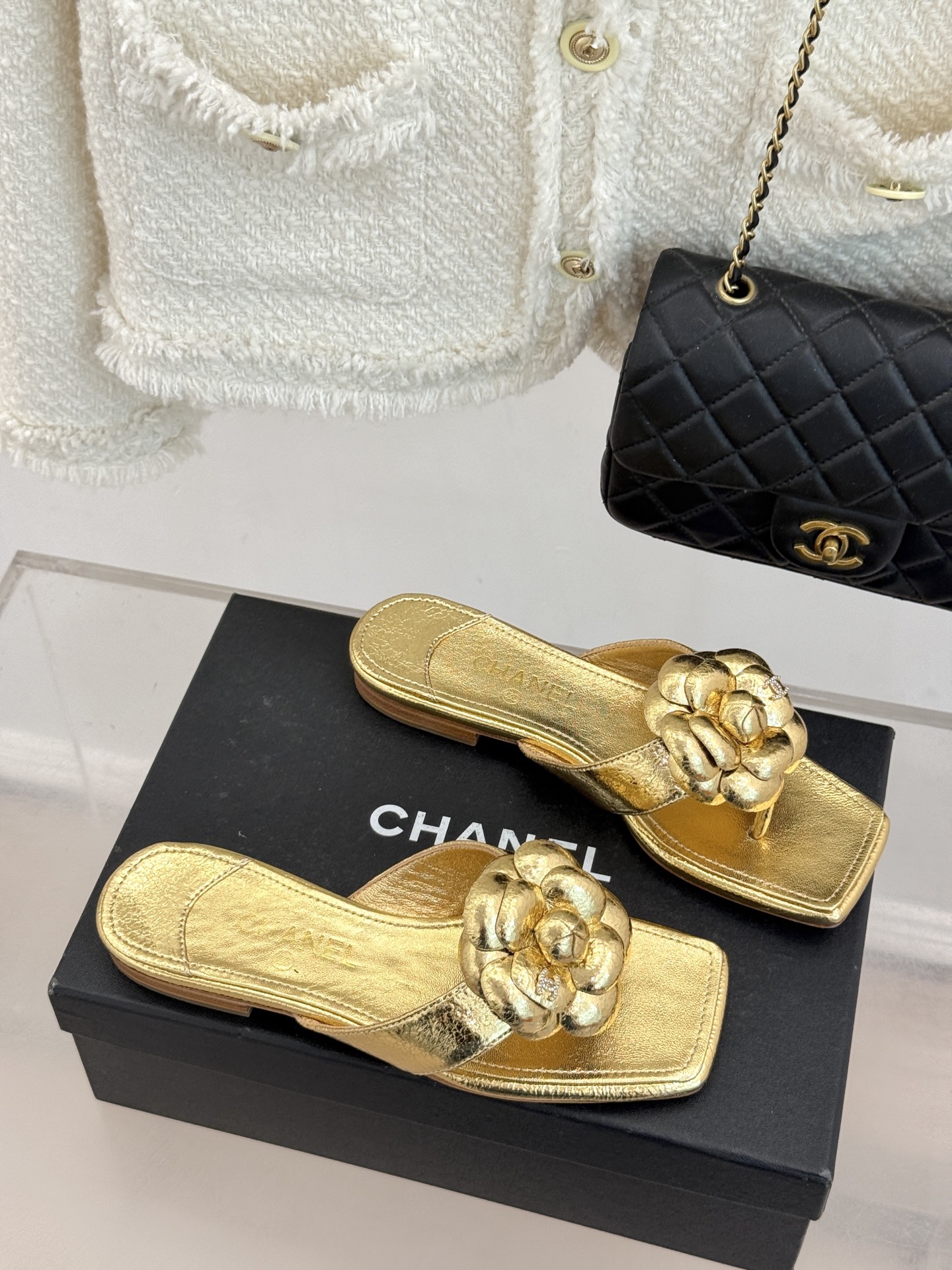 CHANE*｜小香 26P新品山茶花夹脚方头人字拖鞋将标志性山茶花元素注入慵懒步调让轻奢质感融入每一段自