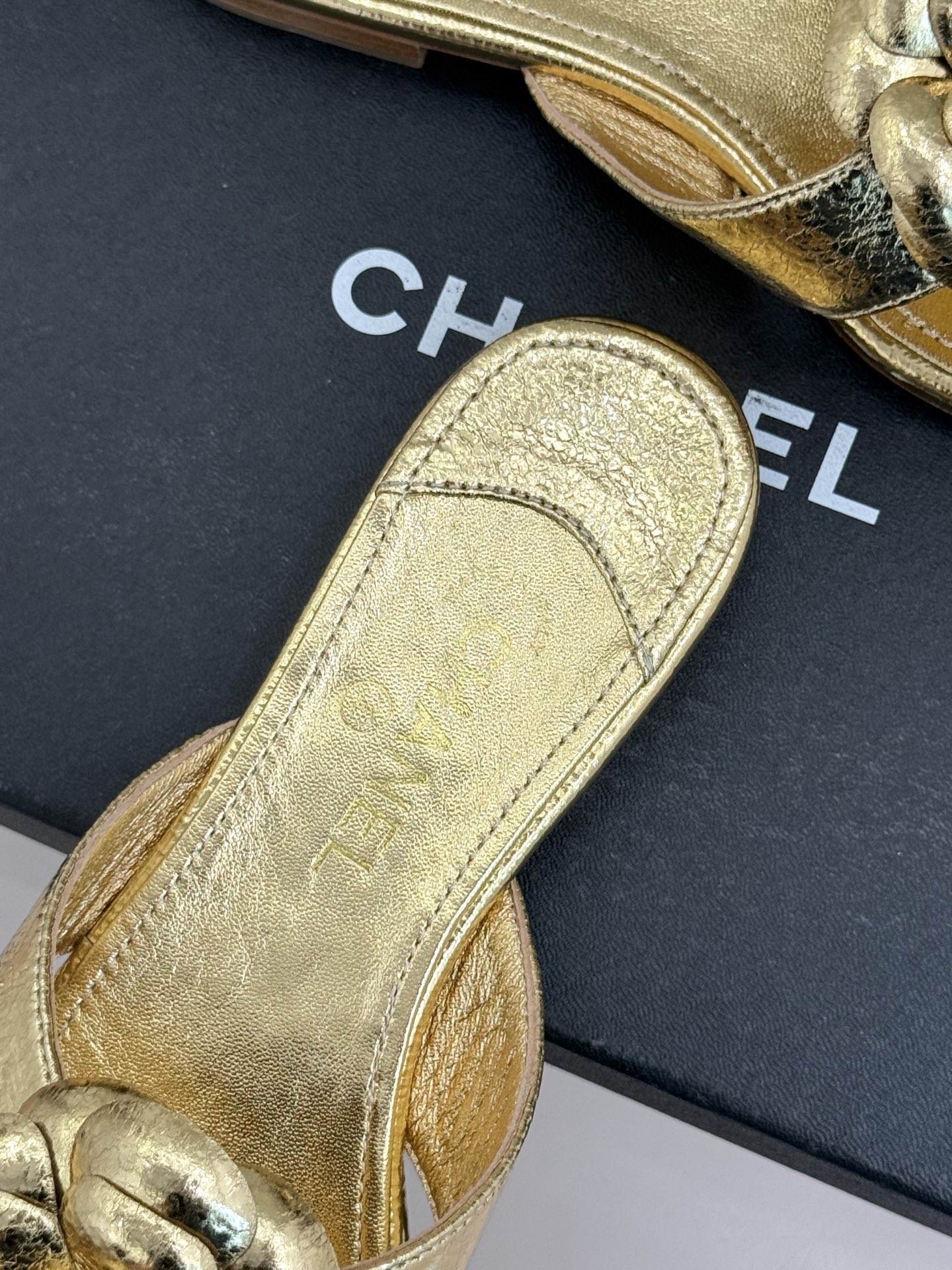 CHANE*｜小香 26P新品山茶花夹脚方头人字拖鞋将标志性山茶花元素注入慵懒步调让轻奢质感融入每一段自