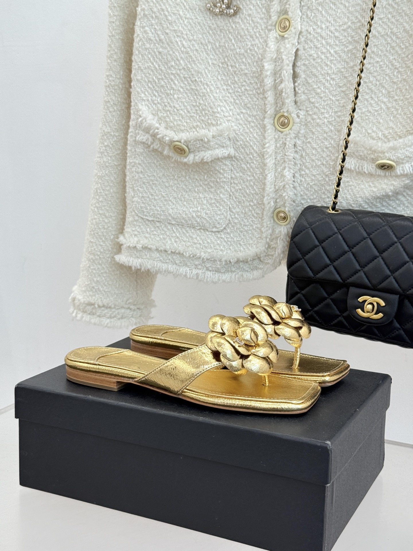 CHANE*｜小香 26P新品山茶花夹脚方头人字拖鞋将标志性山茶花元素注入慵懒步调让轻奢质感融入每一段自