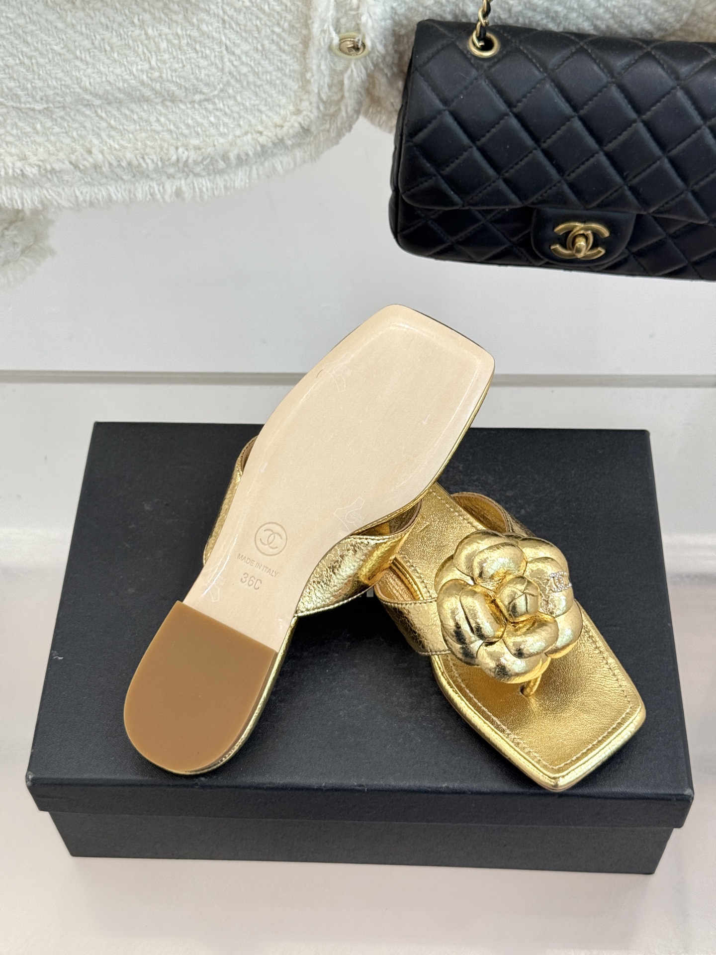 CHANE*｜小香 26P新品山茶花夹脚方头人字拖鞋将标志性山茶花元素注入慵懒步调让轻奢质感融入每一段自