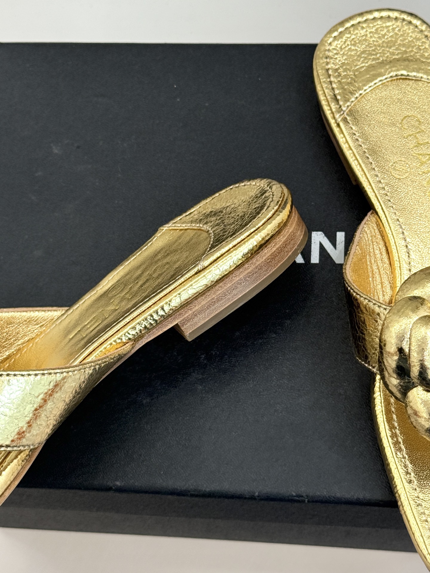 CHANE*｜小香 26P新品山茶花夹脚方头人字拖鞋将标志性山茶花元素注入慵懒步调让轻奢质感融入每一段自