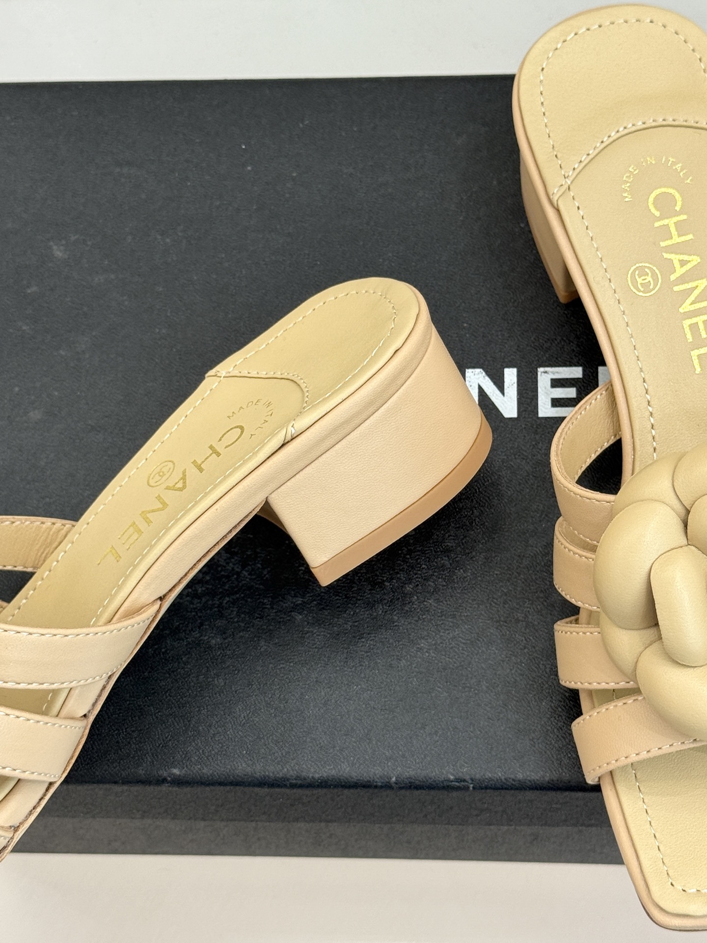 CHANE*｜小香26P春夏新品方头山茶花系列凉鞋当小香标志性的山茶花邂逅方头时髦精们的夏日出街搭子就有