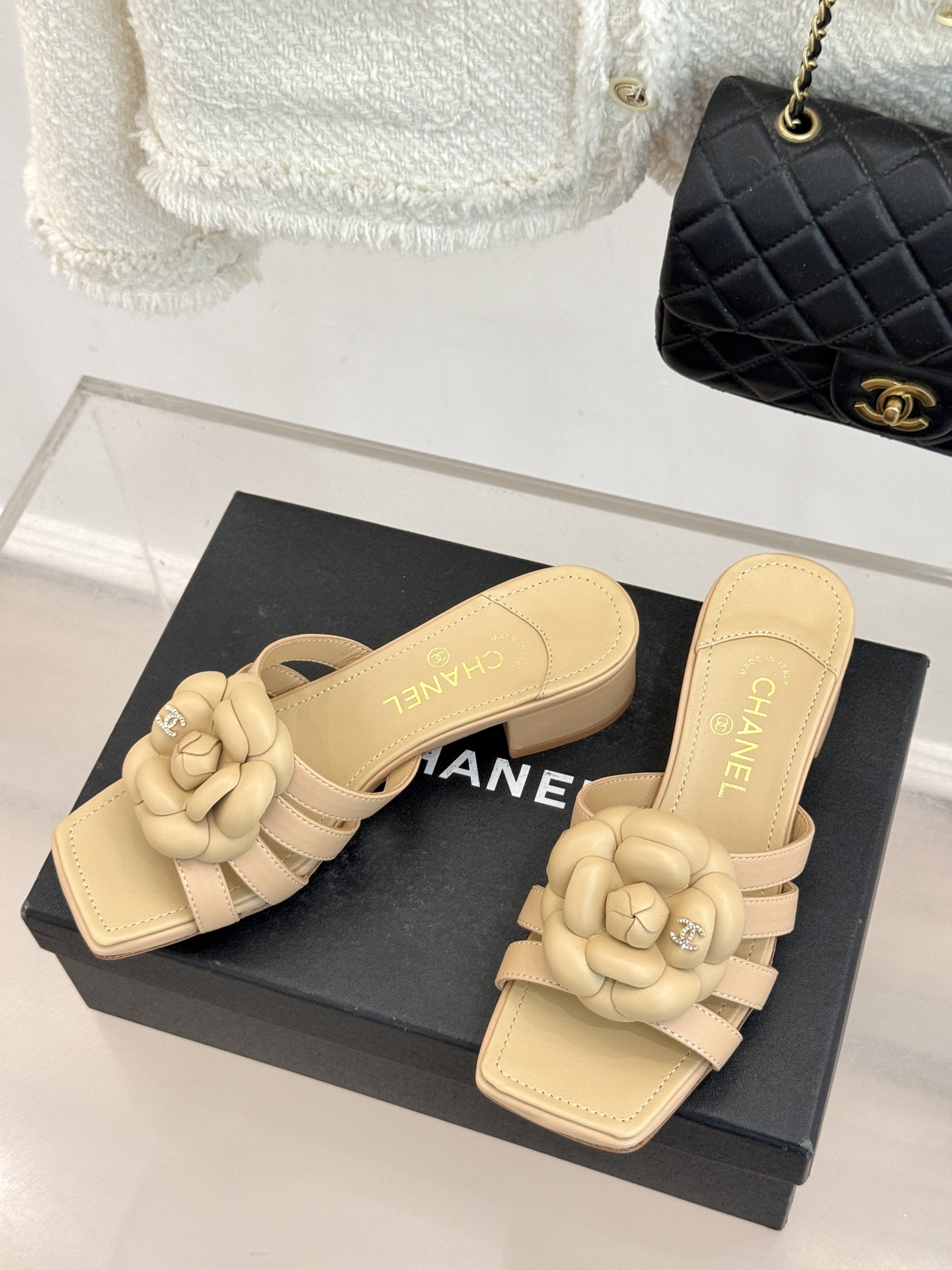 CHANE*｜小香26P春夏新品方头山茶花系列凉鞋当小香标志性的山茶花邂逅方头时髦精们的夏日出街搭子就有