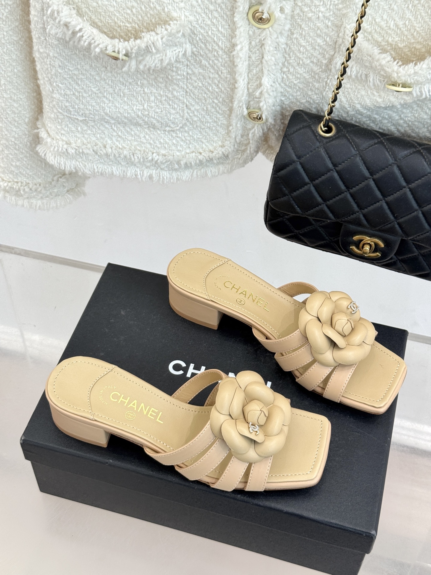 CHANE*｜小香26P春夏新品方头山茶花系列凉鞋当小香标志性的山茶花邂逅方头时髦精们的夏日出街搭子就有