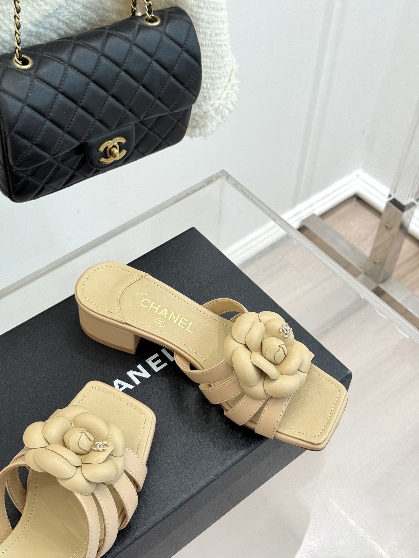 CHANE*｜小香26P春夏新品方头山茶花系列凉鞋当小香标志性的山茶花邂逅方头时髦精们的夏日出街搭子就有