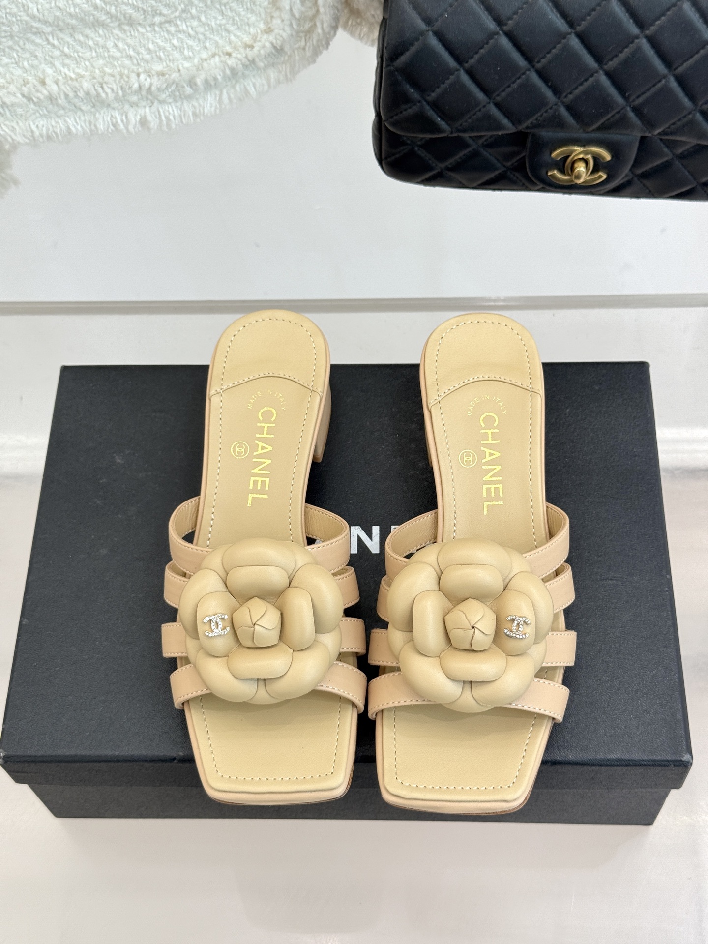 CHANE*｜小香26P春夏新品方头山茶花系列凉鞋当小香标志性的山茶花邂逅方头时髦精们的夏日出街搭子就有