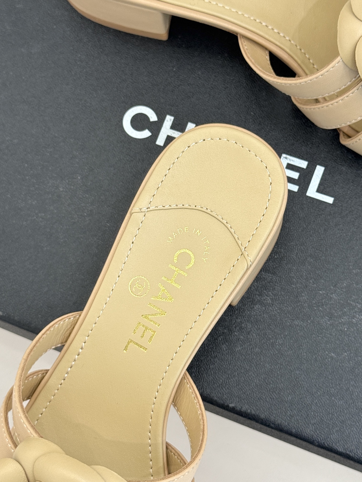 CHANE*｜小香26P春夏新品方头山茶花系列凉鞋当小香标志性的山茶花邂逅方头时髦精们的夏日出街搭子就有