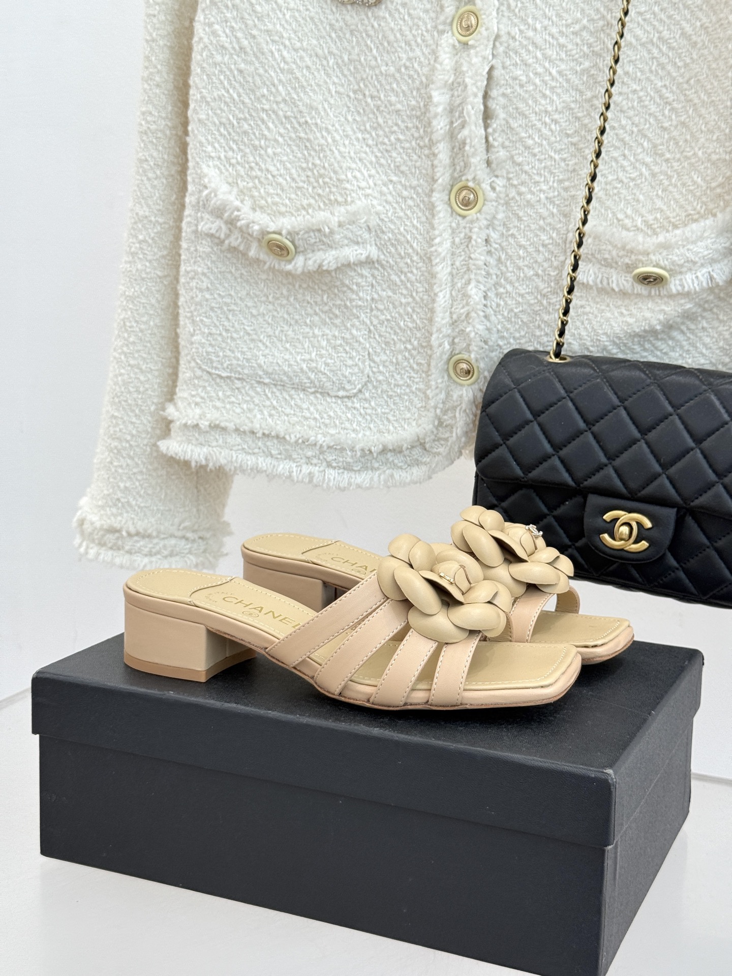 CHANE*｜小香26P春夏新品方头山茶花系列凉鞋当小香标志性的山茶花邂逅方头时髦精们的夏日出街搭子就有